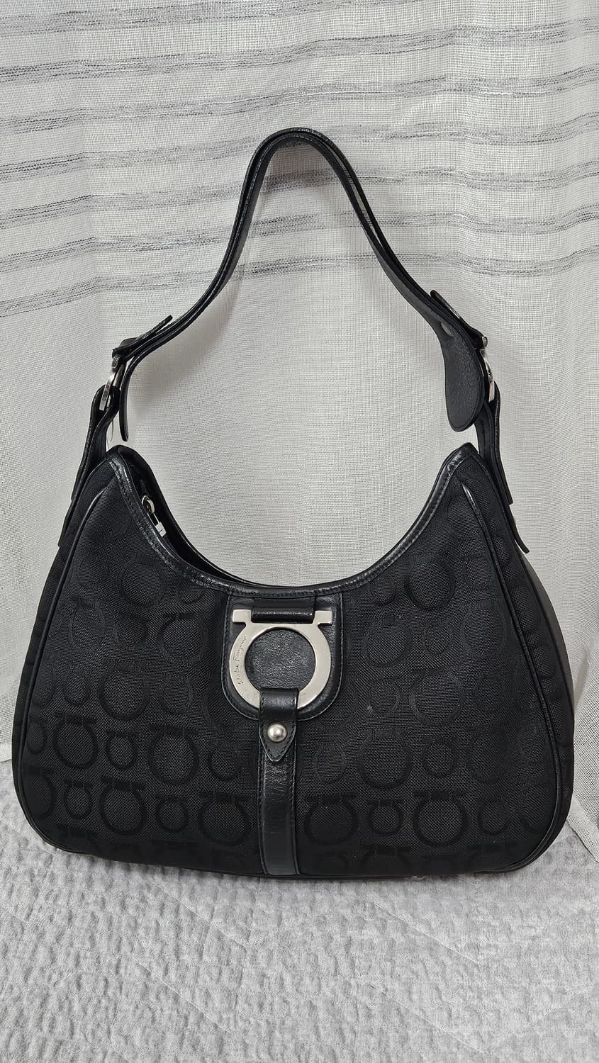 페라가모 블랙 호보 숄더백 상품이미지1