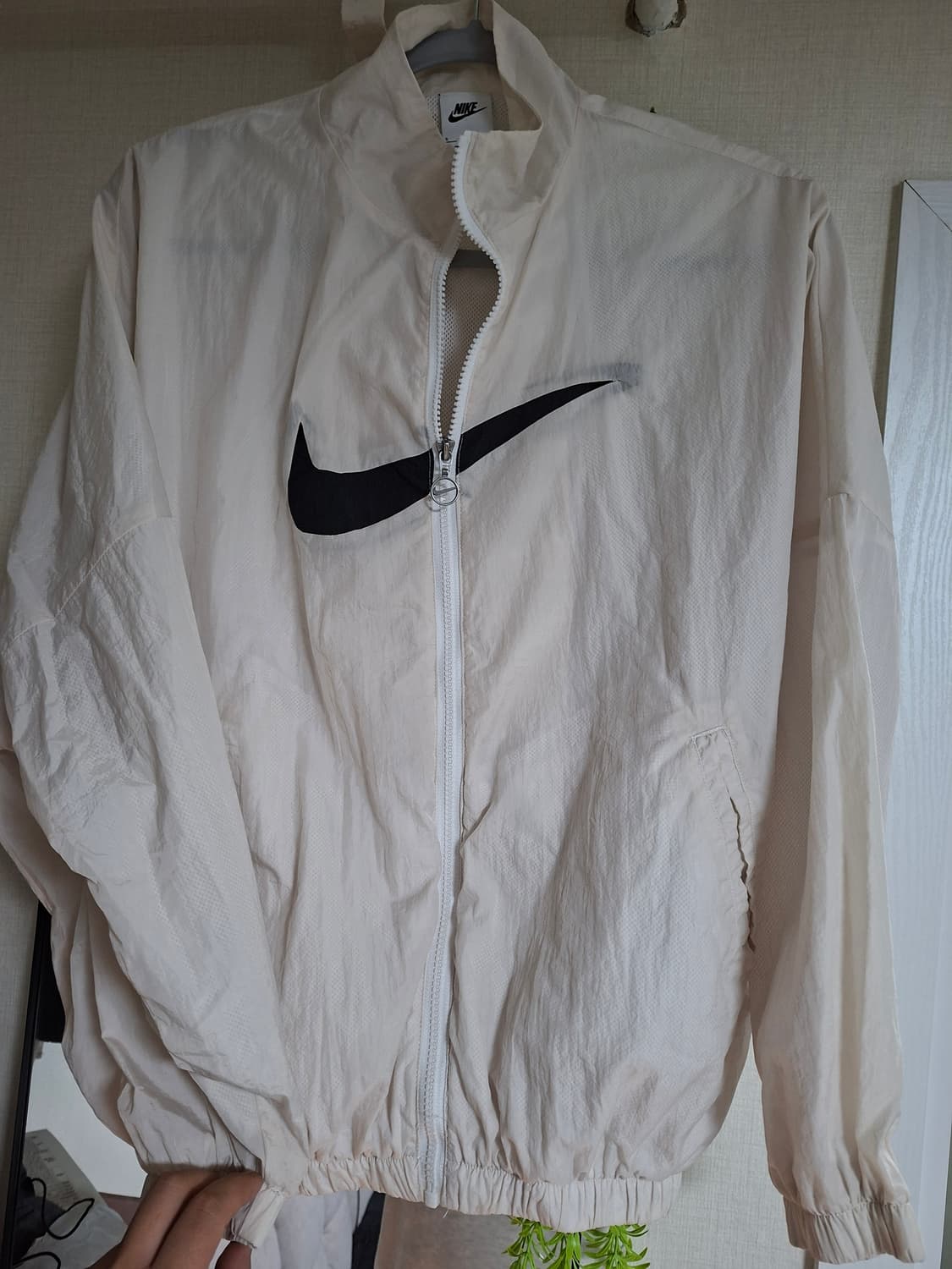 나이키 에센셜 스우시 바람막이 S 사이즈 연베이지 상품이미지1