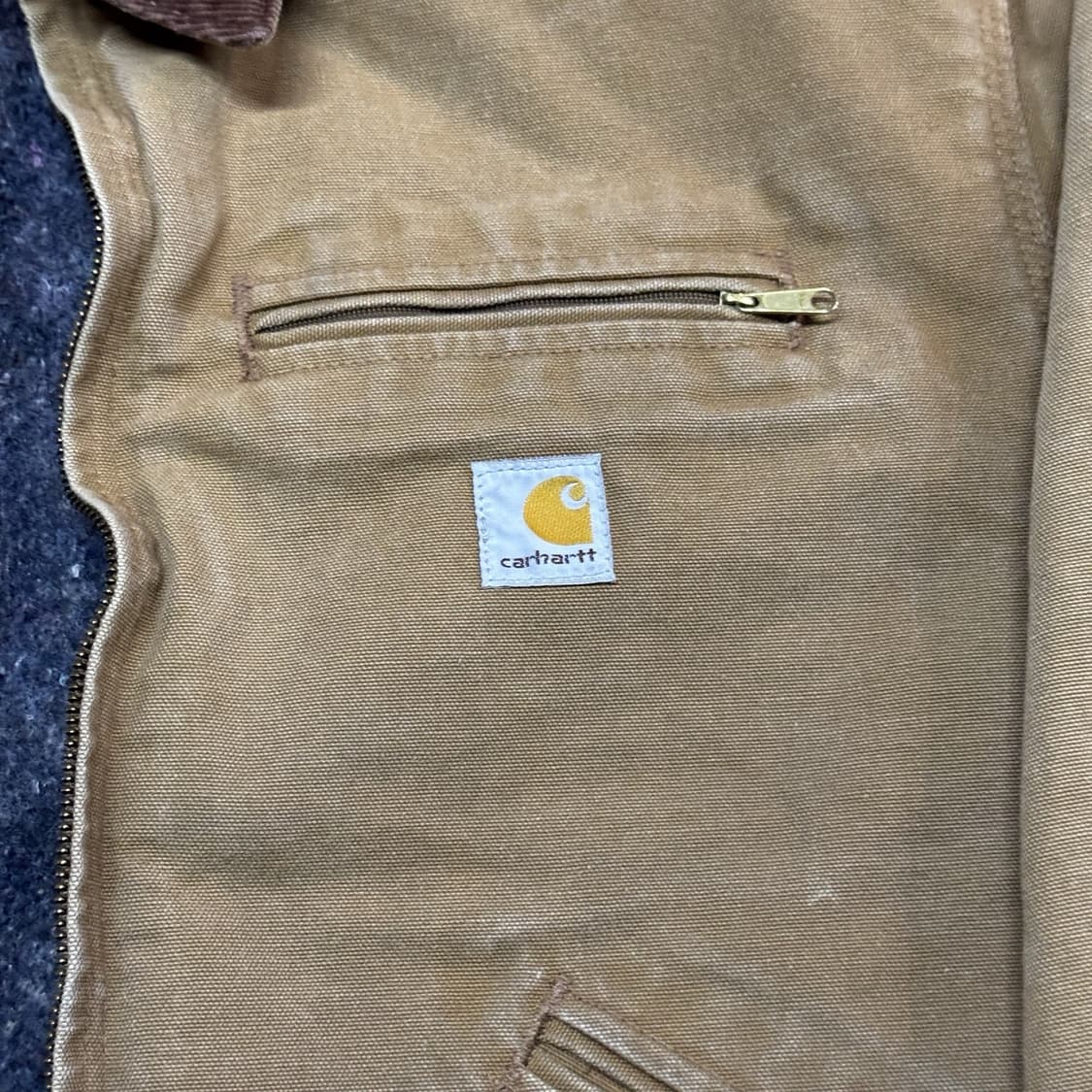 칼하트 J01 디트로이트 로완 컴퍼니스 커스텀 자켓 브라운 상품이미지4