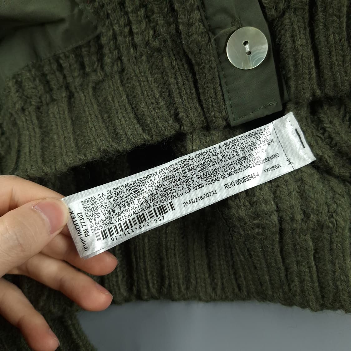 자라 카키 톤톤 뜨개짜임 아메카지 라운드넥 크롭 버튼 니트 가디건 상품이미지7