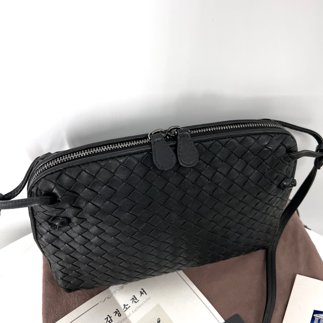 [감정완료] 보테가베네타 인트레치아토 노디니 크로스백 블랙 상품이미지5