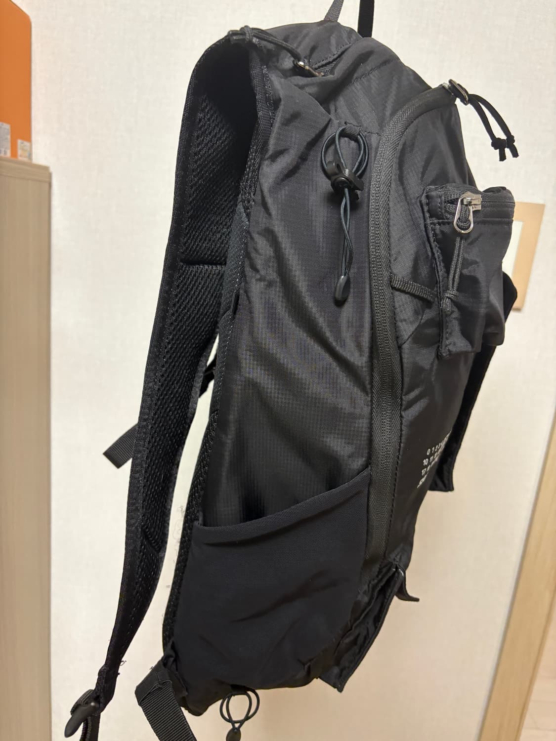 살로몬 x MM6 메종 마르지엘라 데이팩 20 블랙 상품이미지4