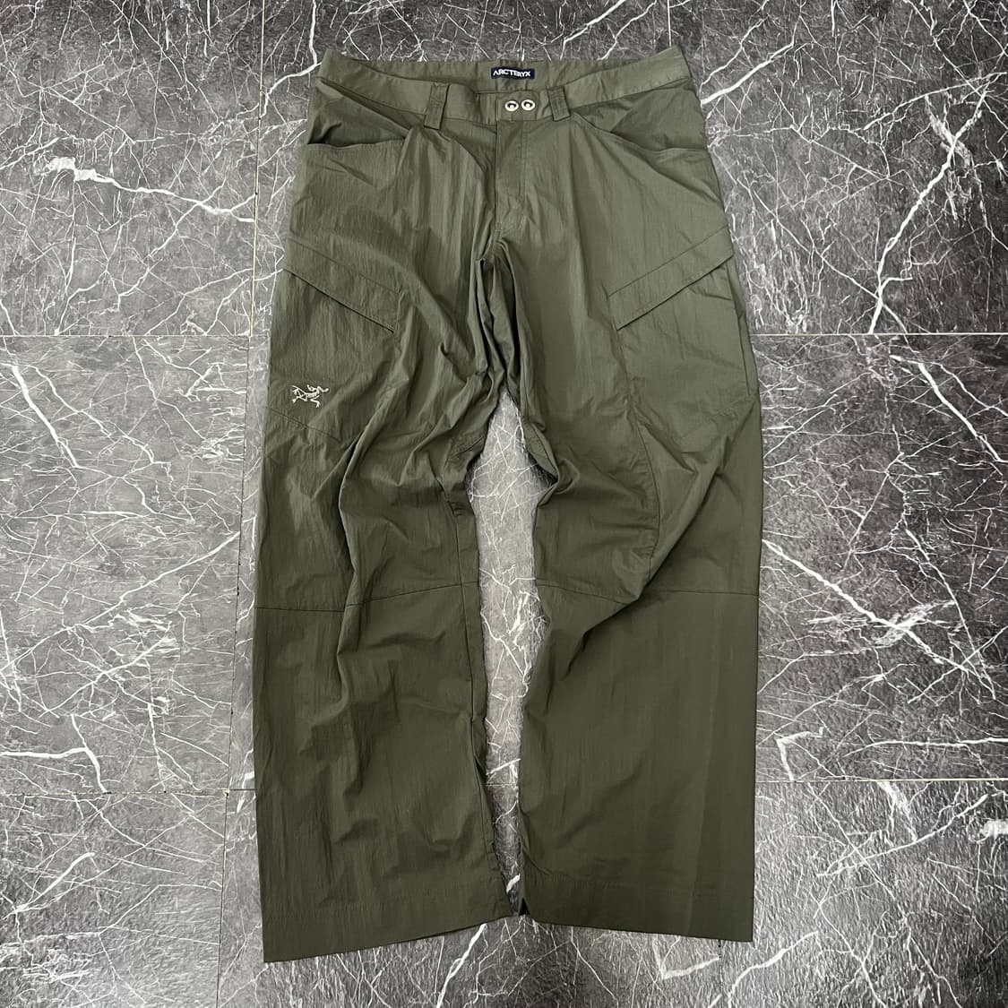 아크테릭스 로고 람파트 와이드 트랙팬츠 카키 상품이미지4