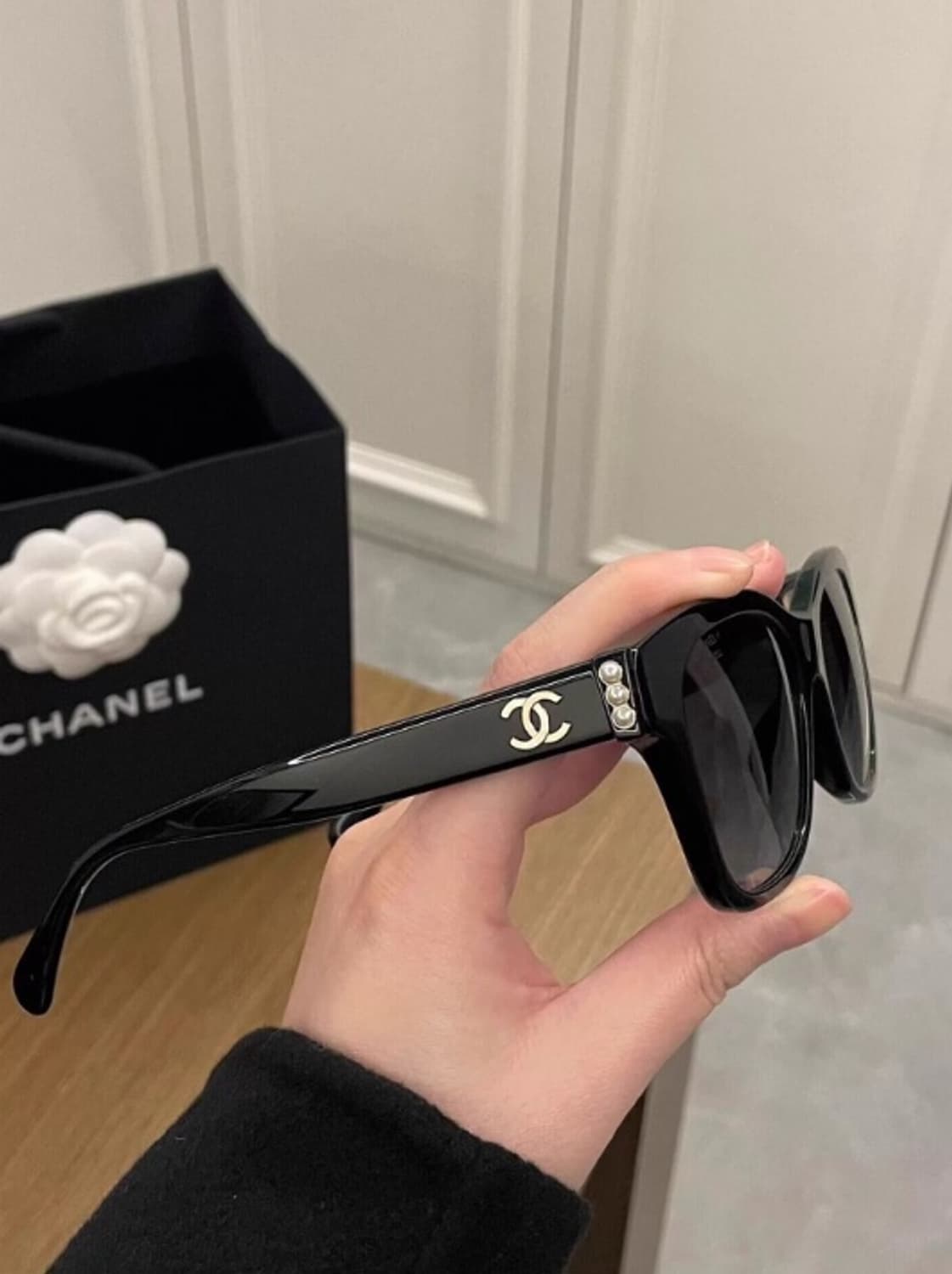 샤넬 진주 장식 편광 선글라스 블랙 정품 상품이미지4