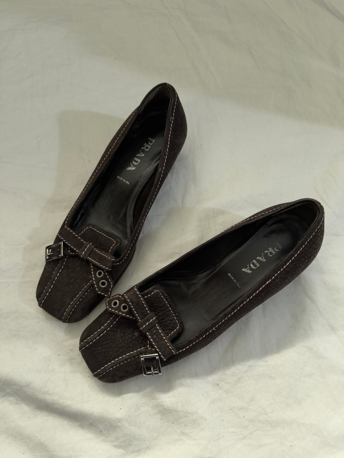 프라다 초코브라운 리본버클 스퀘어토 키튼힐 상품이미지1