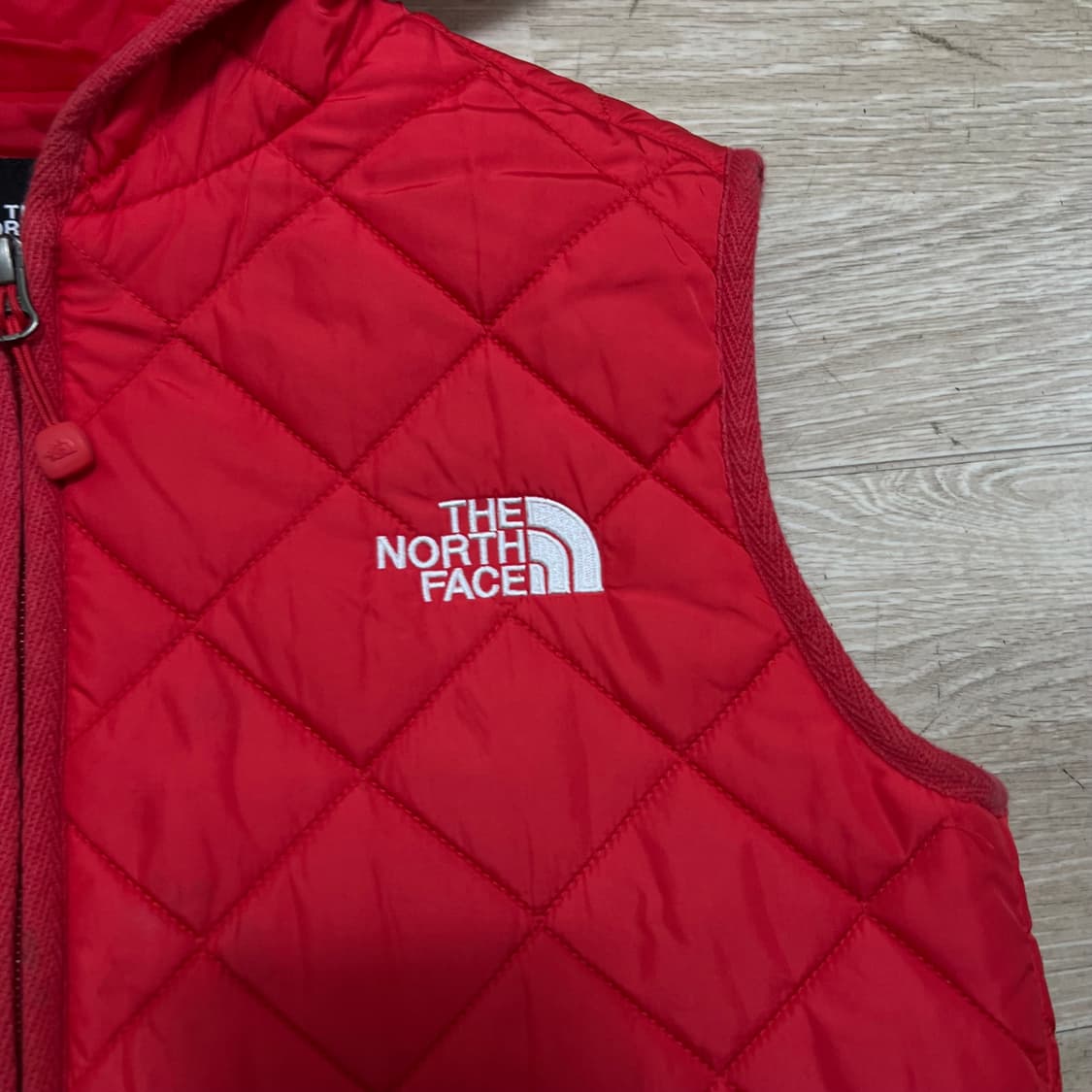 노스페이스 키즈 하프돔 후드 퀼팅 경량패딩 조끼 [레드] 150 상품이미지4