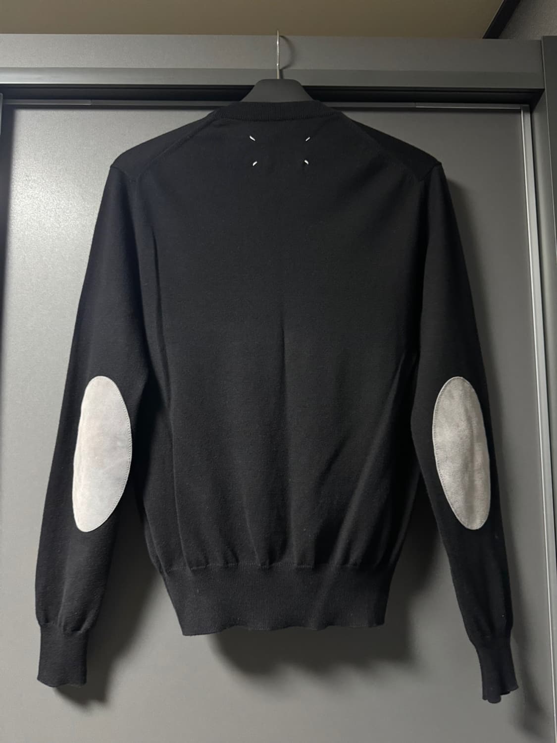 메종 마르지엘라 스웨이드 엘보우 패치 가디건 블랙 (S) 상품이미지1