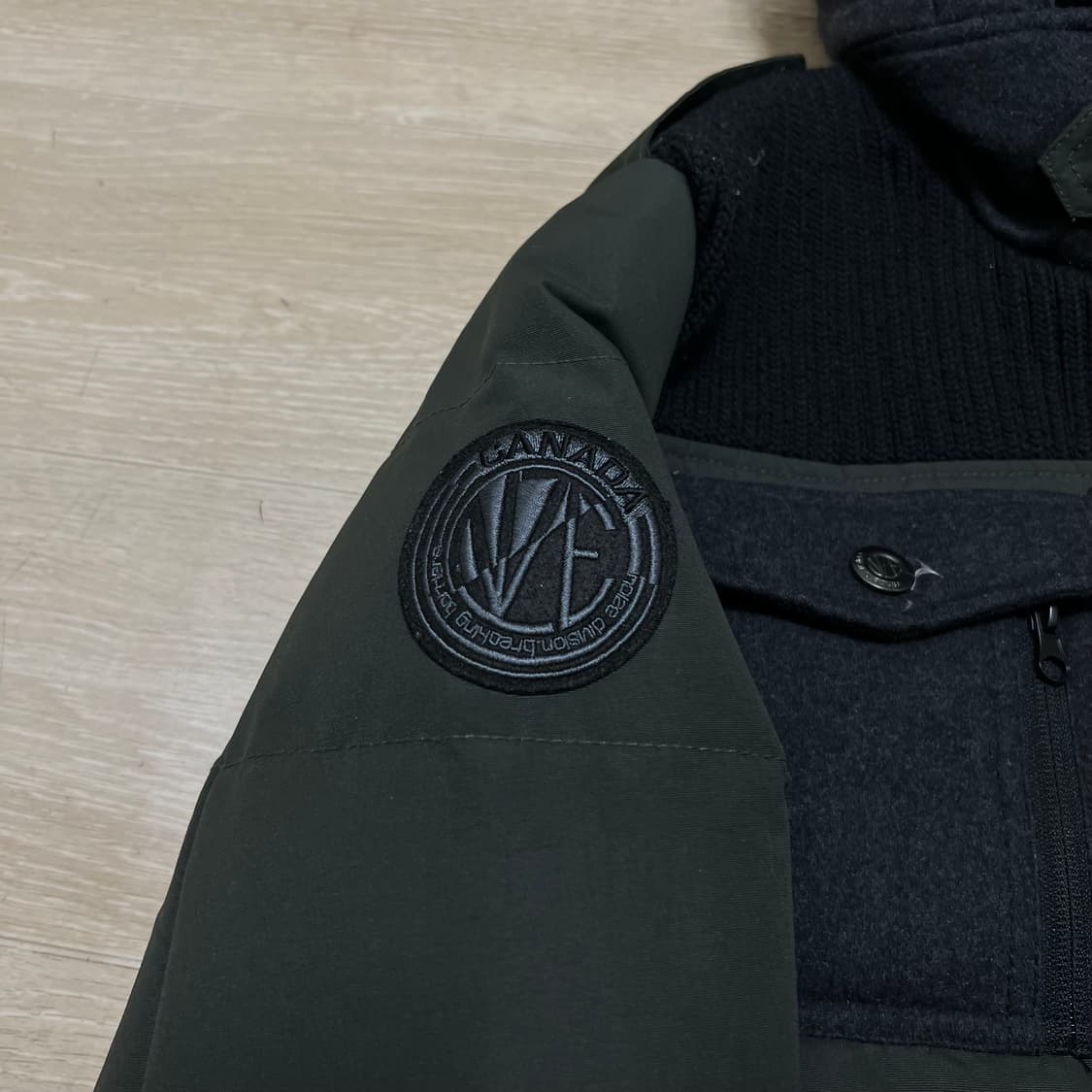 노이즈 니트 배색 와펜 후드 패딩 점퍼 [다크 카키] S/95 상품이미지4