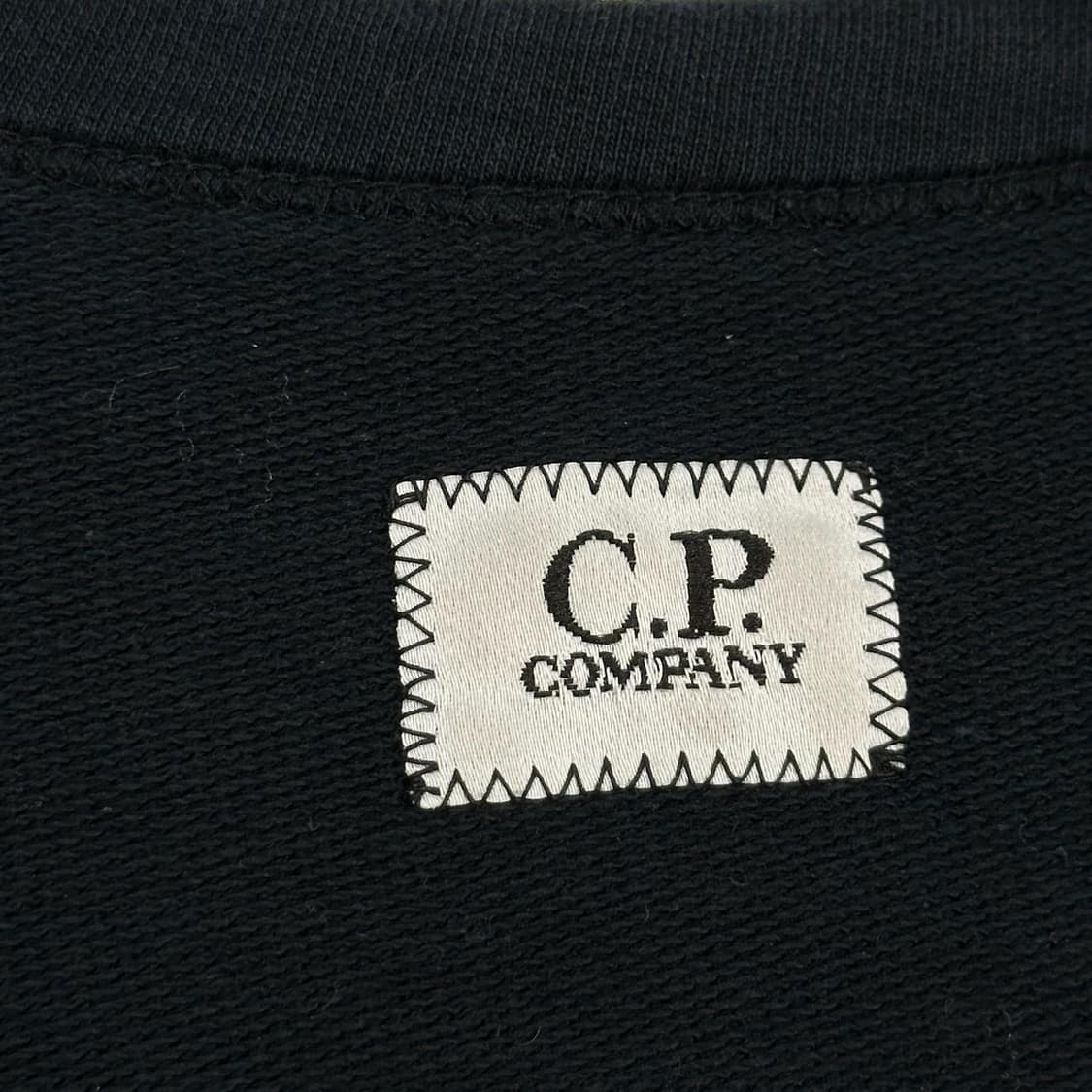 cp컴퍼니 23ss 렌즈 와펜 블랙 맨투맨 (L) 상품이미지5
