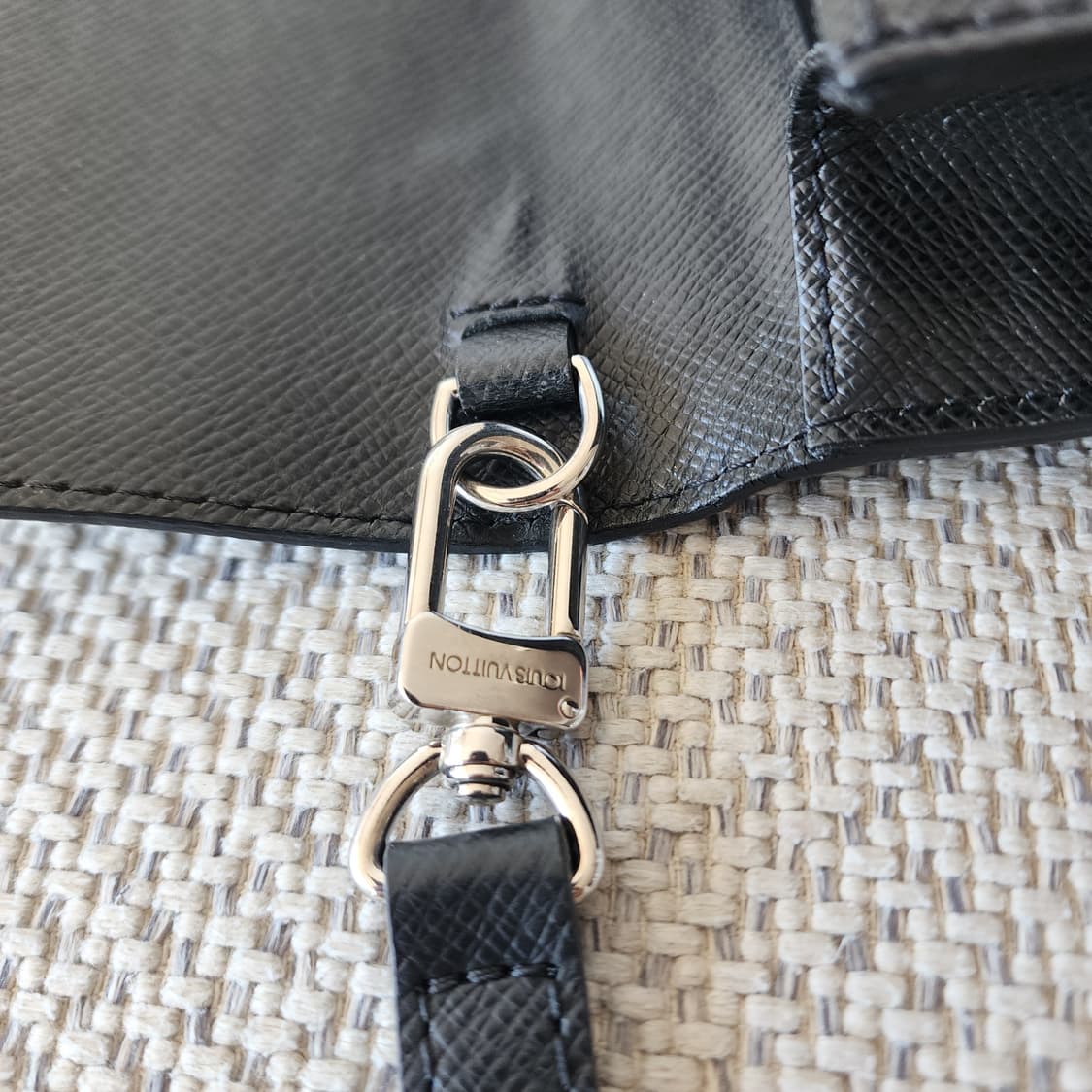 초민트급 루이비통 타이가 벨라야 클러치백 블랙 상품이미지10