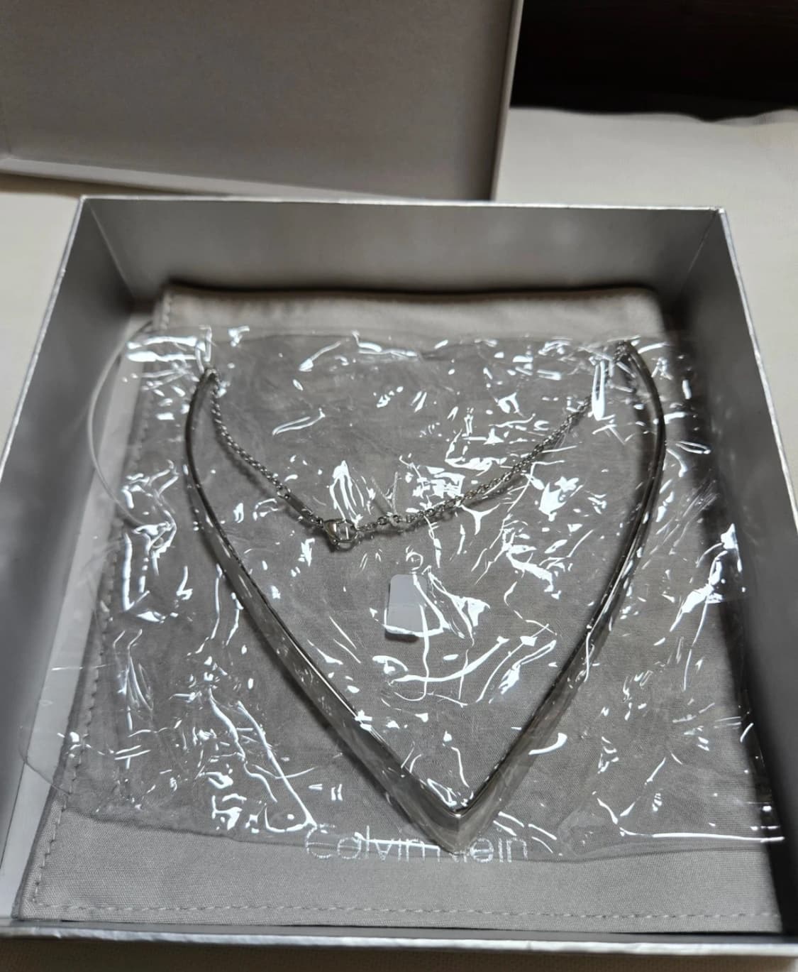 캘빈클라인 아웃라인 네크리스 뱅글초커 폴리쉬드 실버 유광브이 희귀 목걸이 상품이미지5