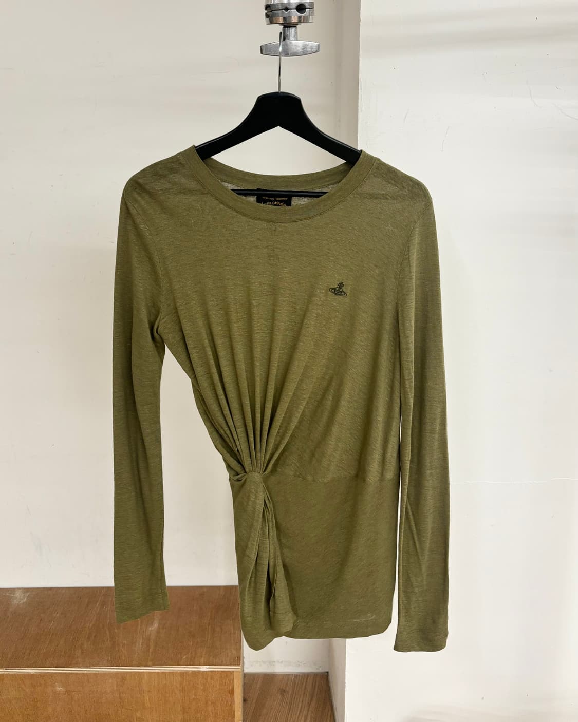 비비안웨스트우드 오브로고 올리브 그린 피티드 실루엣 롱슬리브  상품이미지1