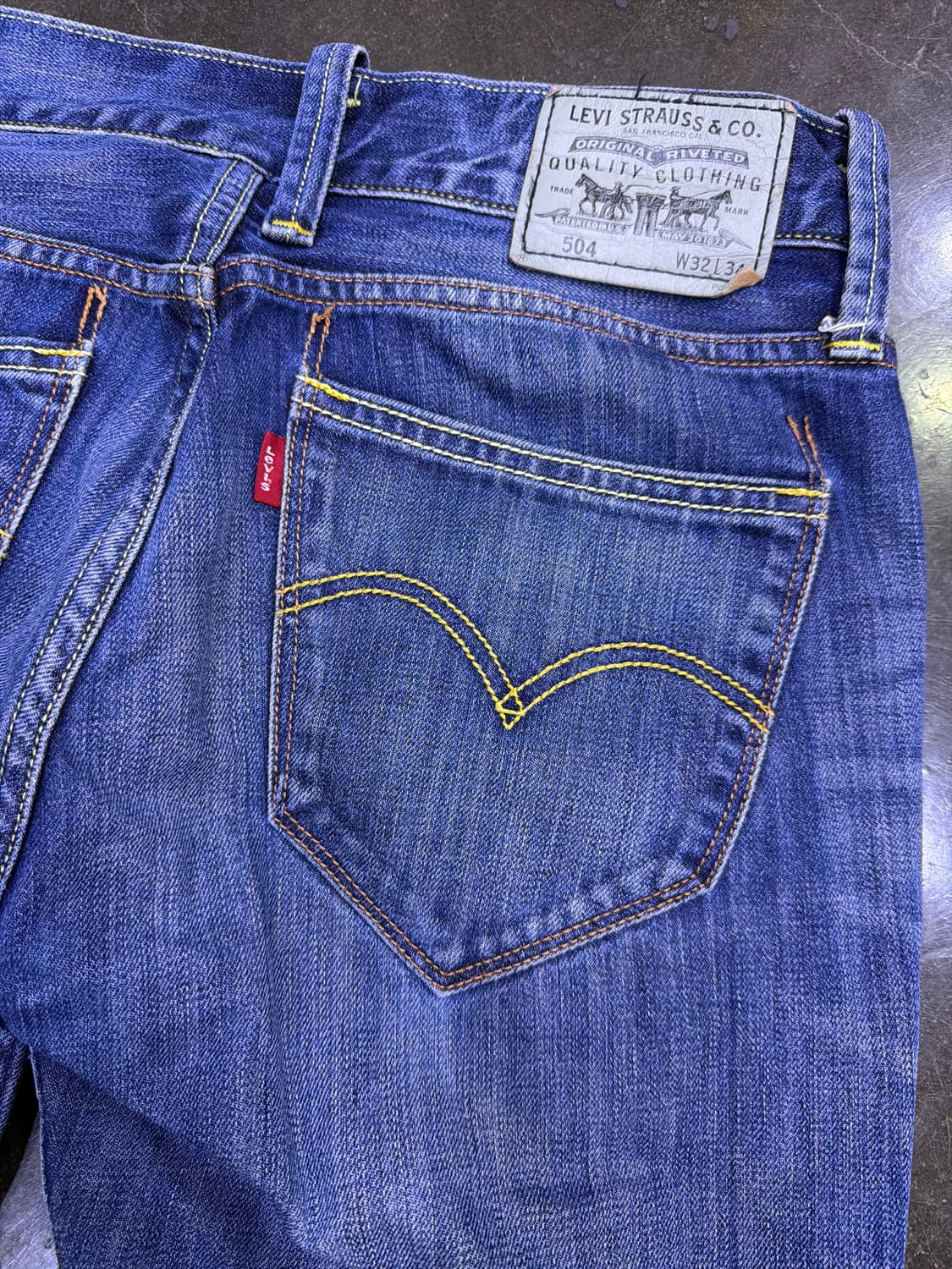 리바이스 504 레귤러 스트레이트핏 빈티지 워싱 데님팬츠 32 상품이미지10