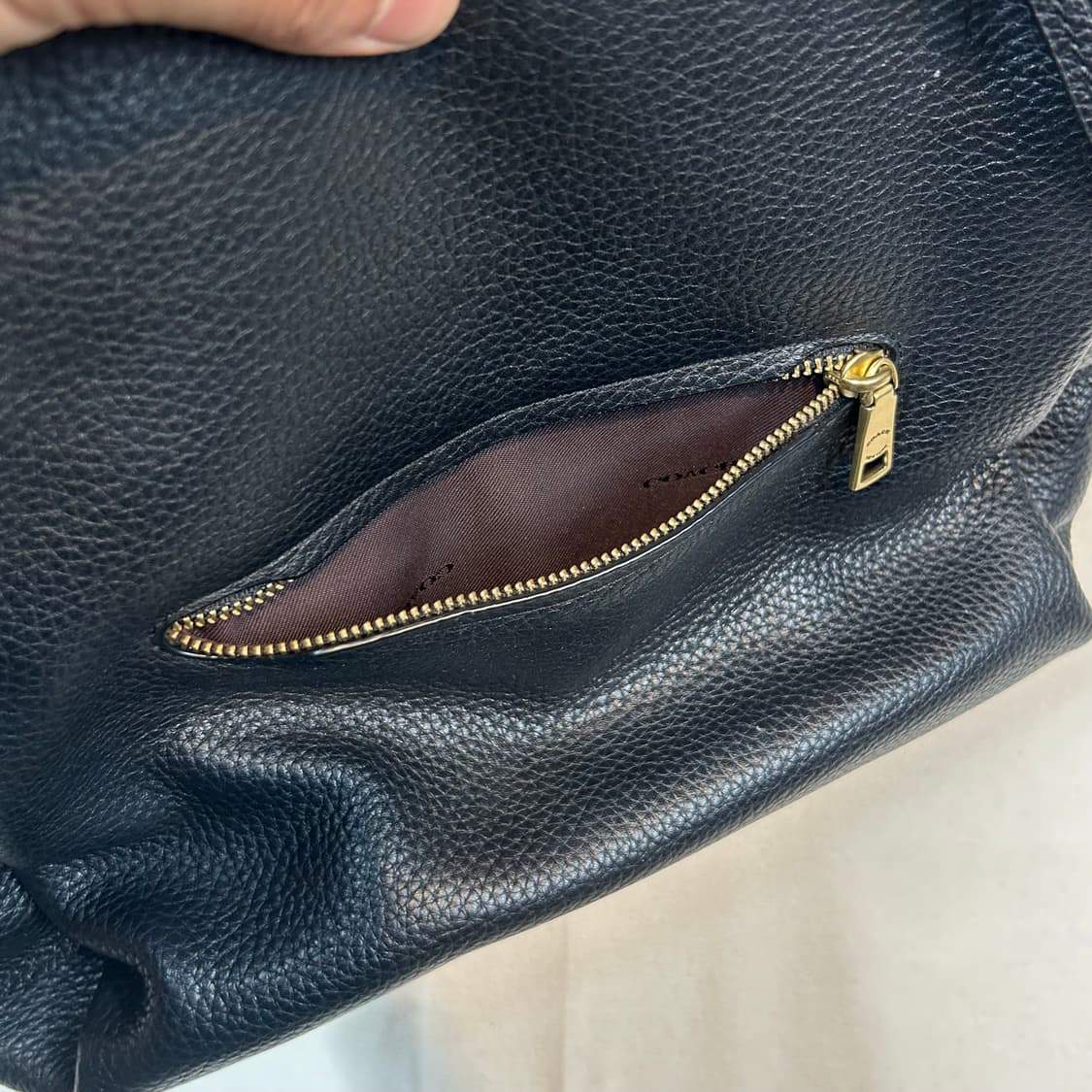 코치 COACH 블랙 페블 레더 숄더백 호보백 가방 상품이미지3