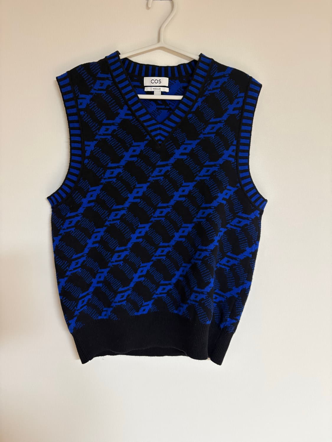 COS 코튼 울 블루 블랙 체인 프린팅 브이넥 베스트 상품이미지2