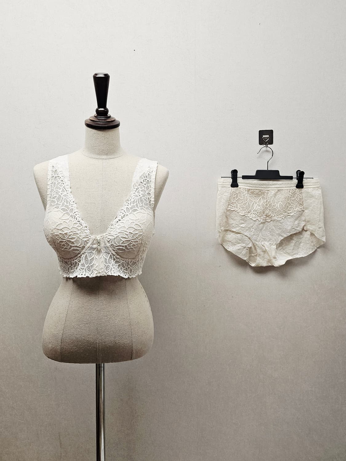 (새상품)피델리아 화이트 레이스 집업 노외이어 브라팬티 세트 상품이미지2