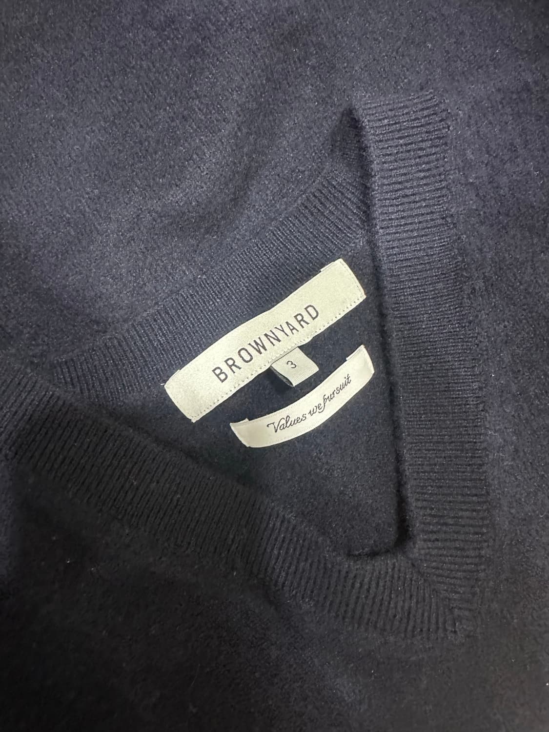 브라운야드 브이넥 니트 네이비 상품이미지3