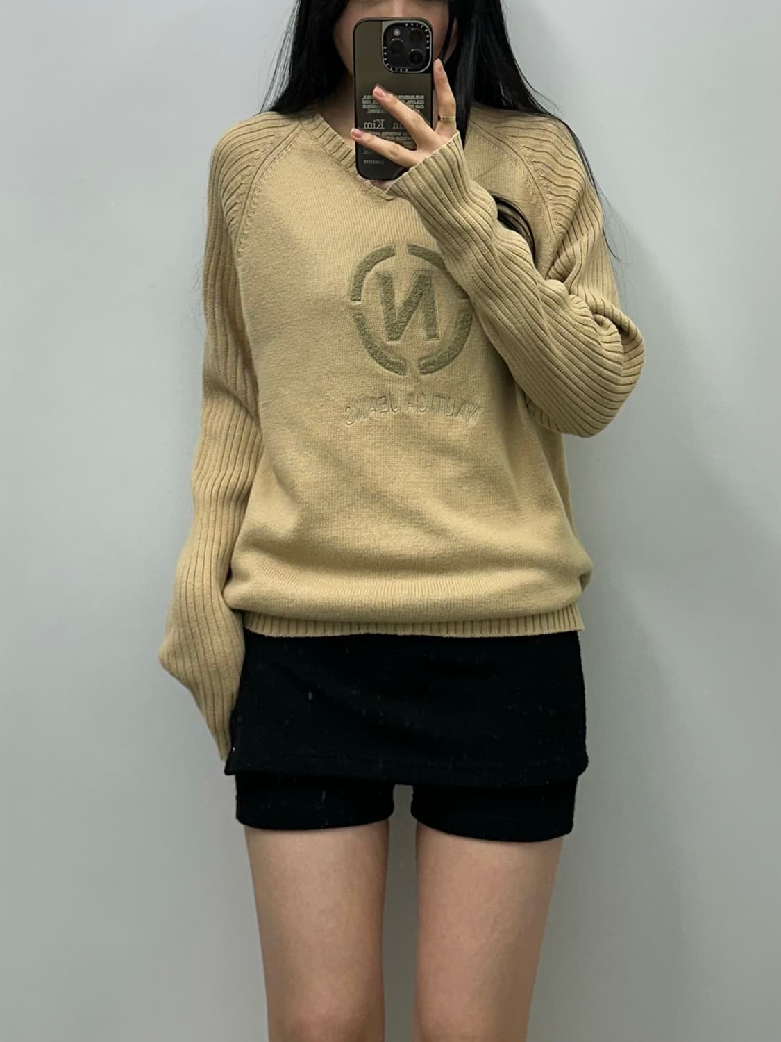 노티카 자수로고 베이지 니트 상품이미지1