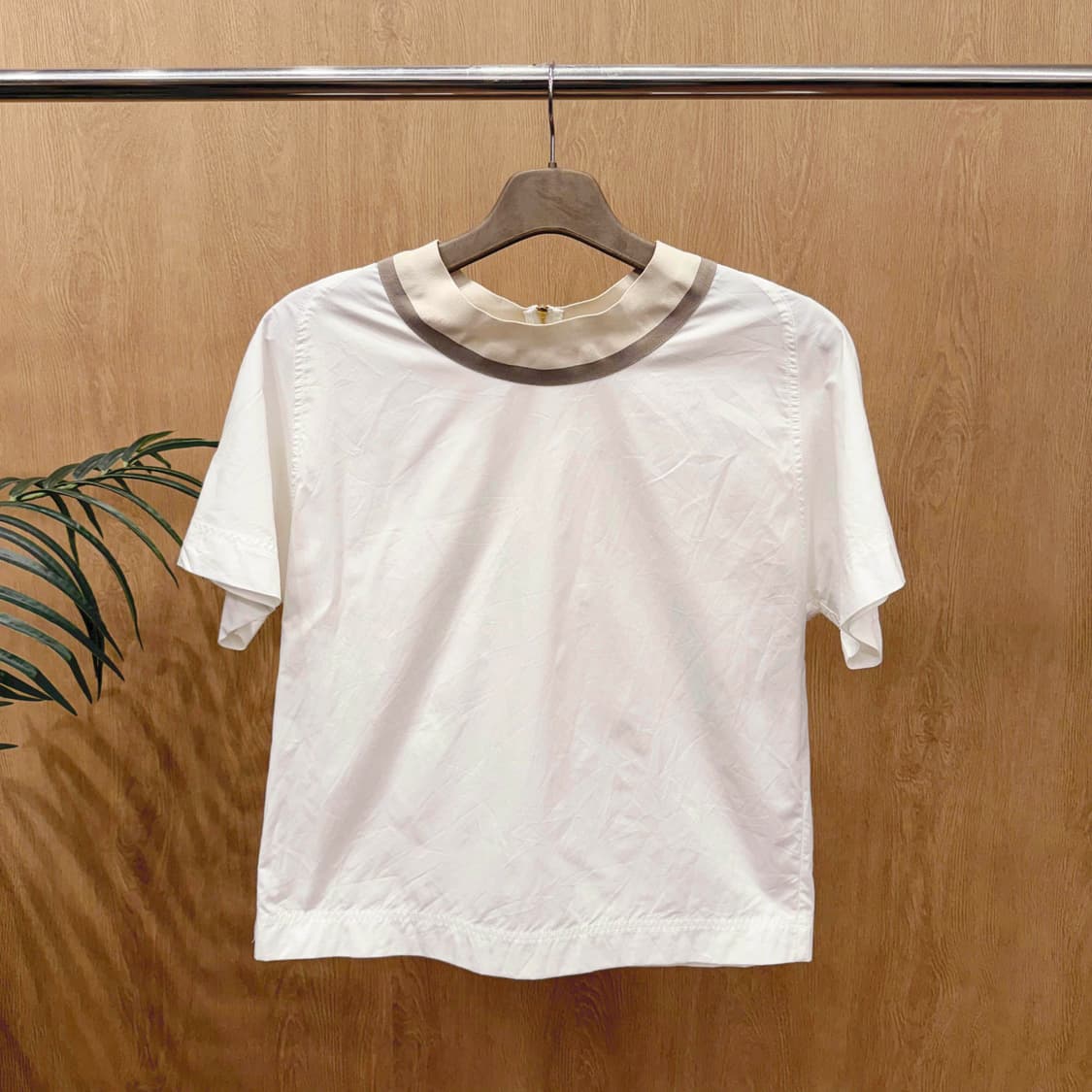 아뇨나 반팔 블라우스 후면 지퍼 디테일 화이트 배색 넥라인 상품이미지1