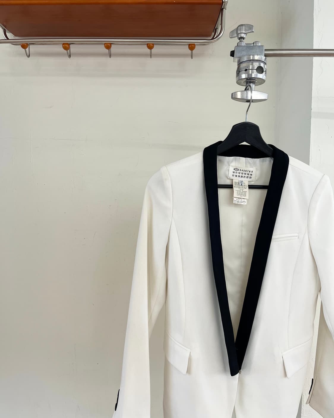 메종 마르지엘라 화이트 턱시도 블레이저 상품이미지3