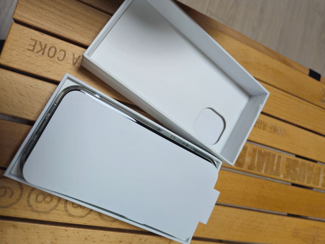 아이폰 15 사용감 거의 없음 256GB + 케이스 + 필름
 상품이미지6