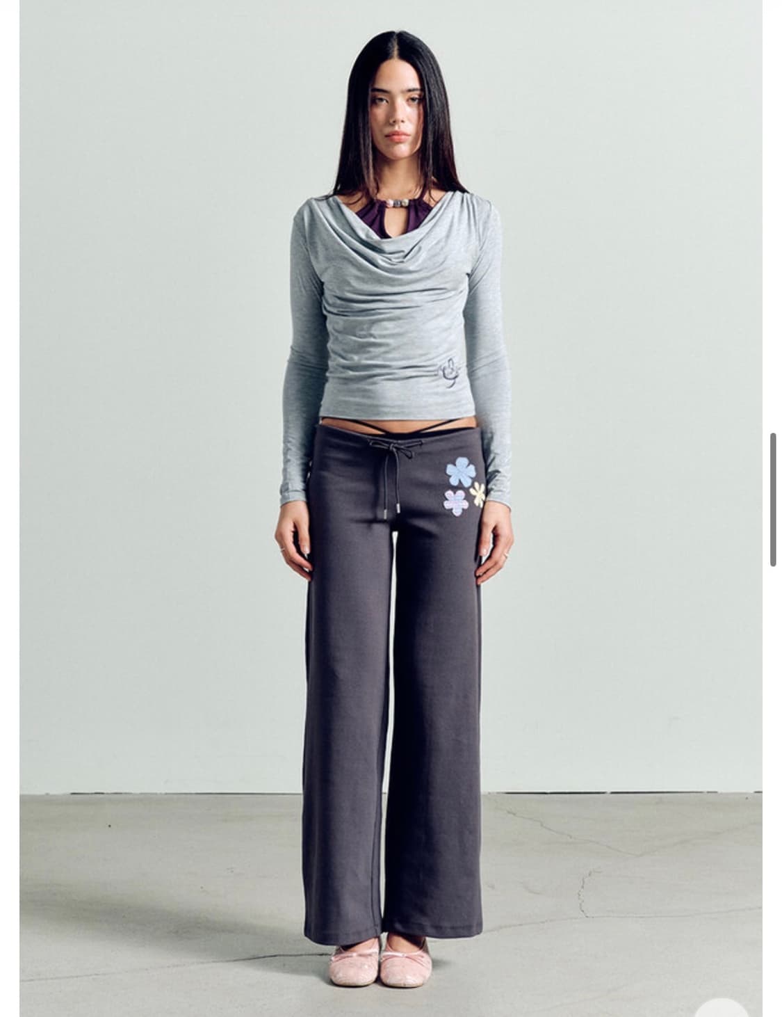 애즈이프칼리 FLOWER APPLIQUE BOOTCUT PANTS 차콜 상품이미지1