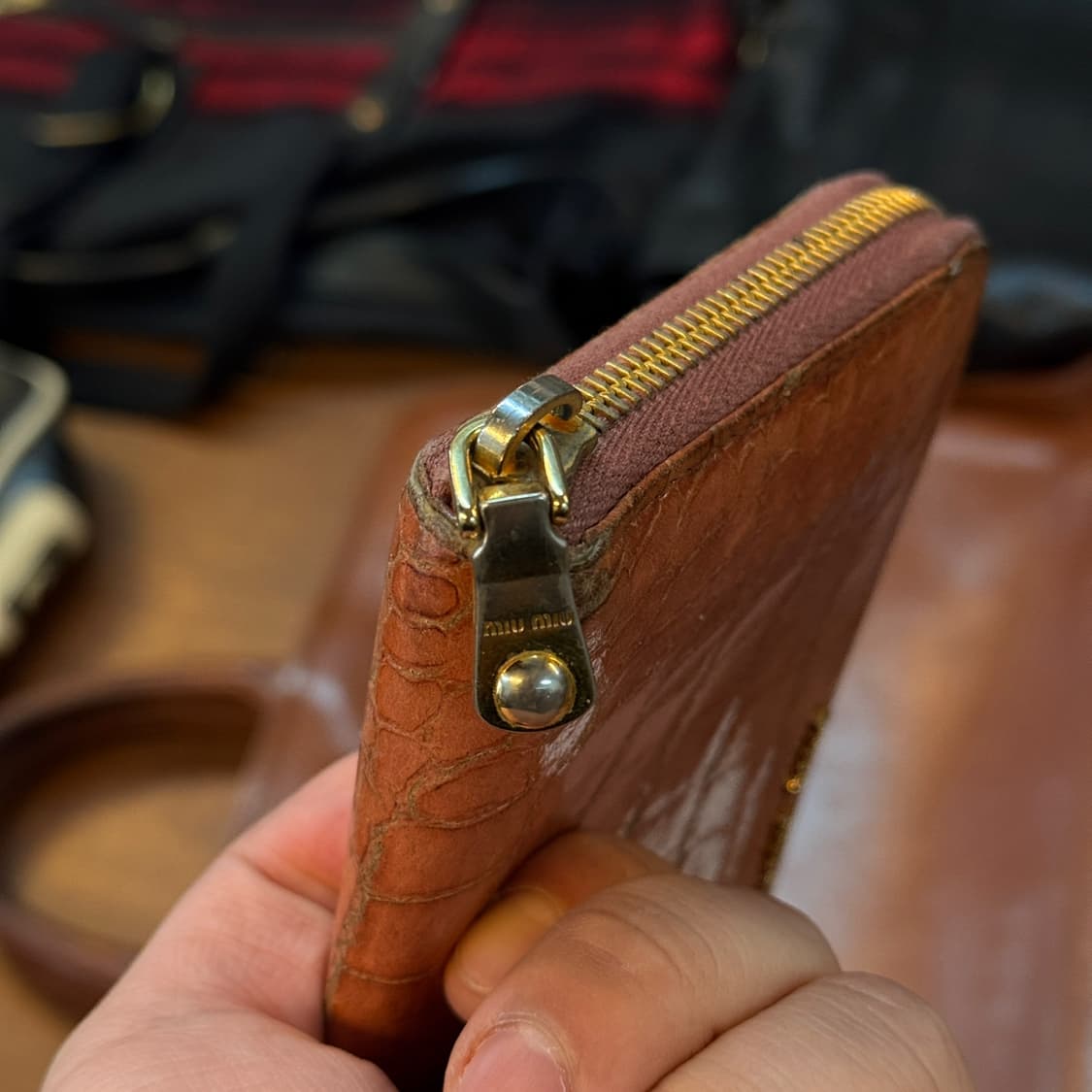 미우미우 악어가죽 패턴 레더 장지갑 상품이미지3