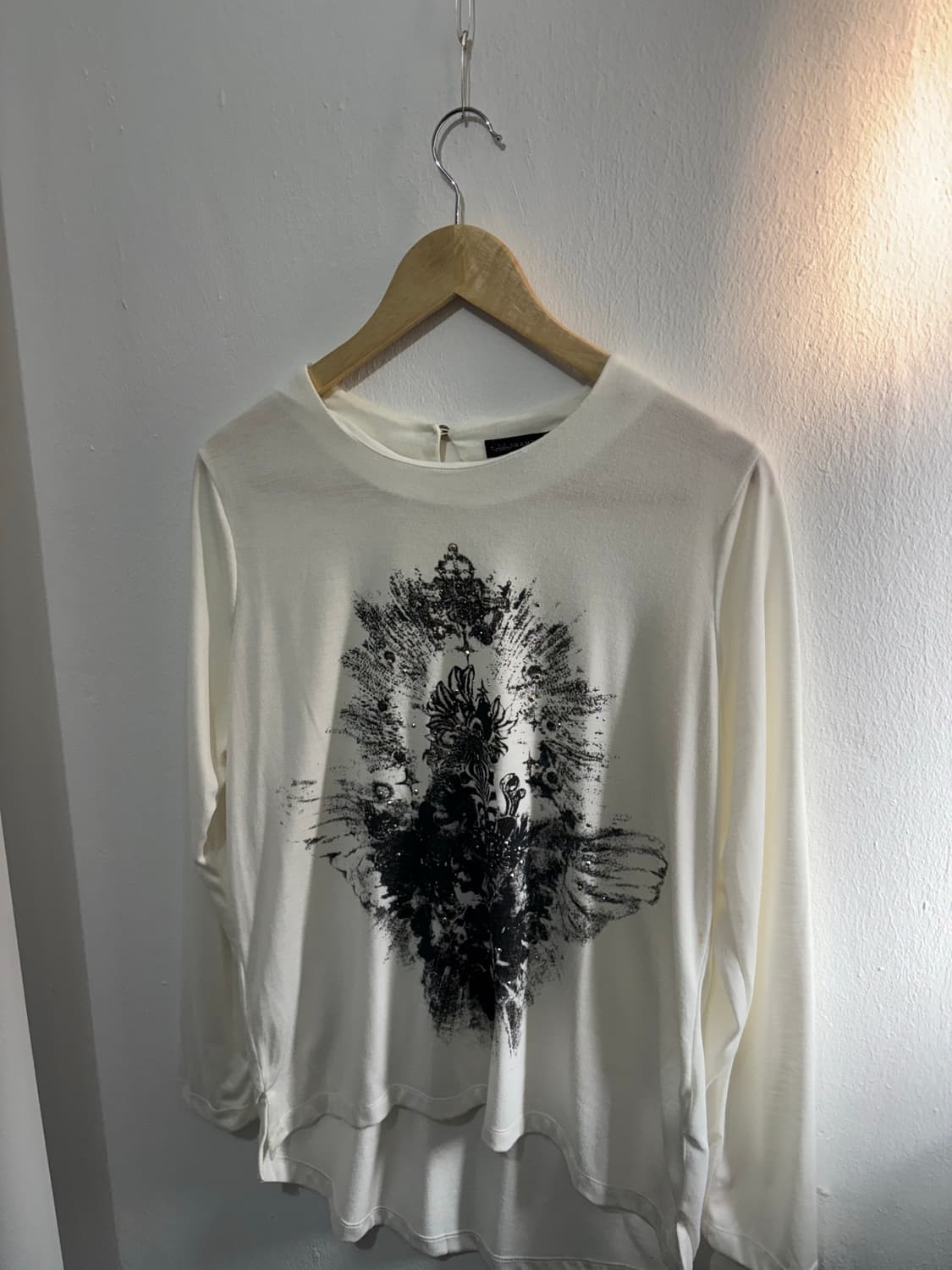 Vintage White Sheer Graphic Long Sleeve 상품이미지5