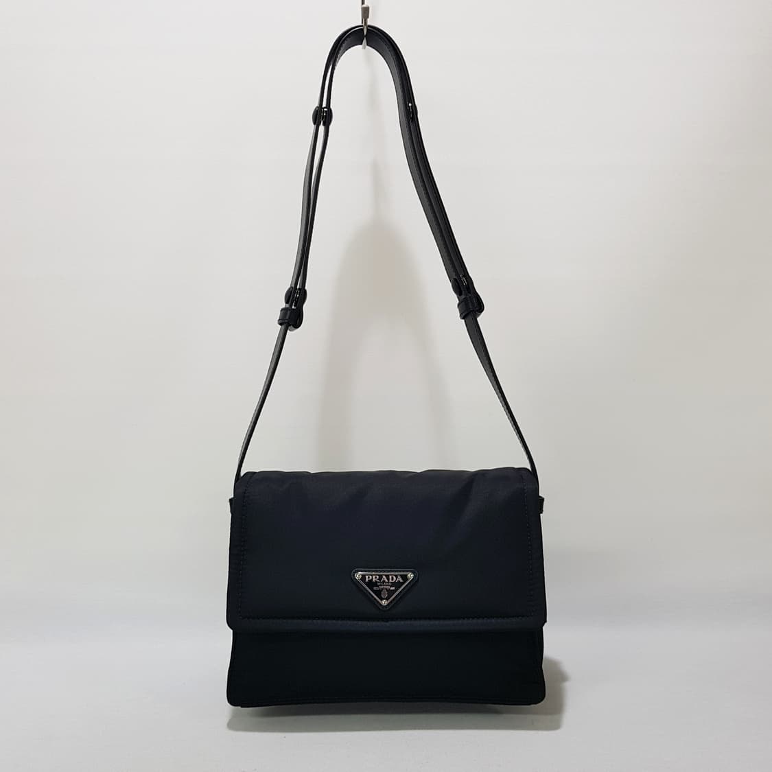 프라다 트래블러 스몰 리나일론 패딩 숄더백 1BD313 상품이미지1