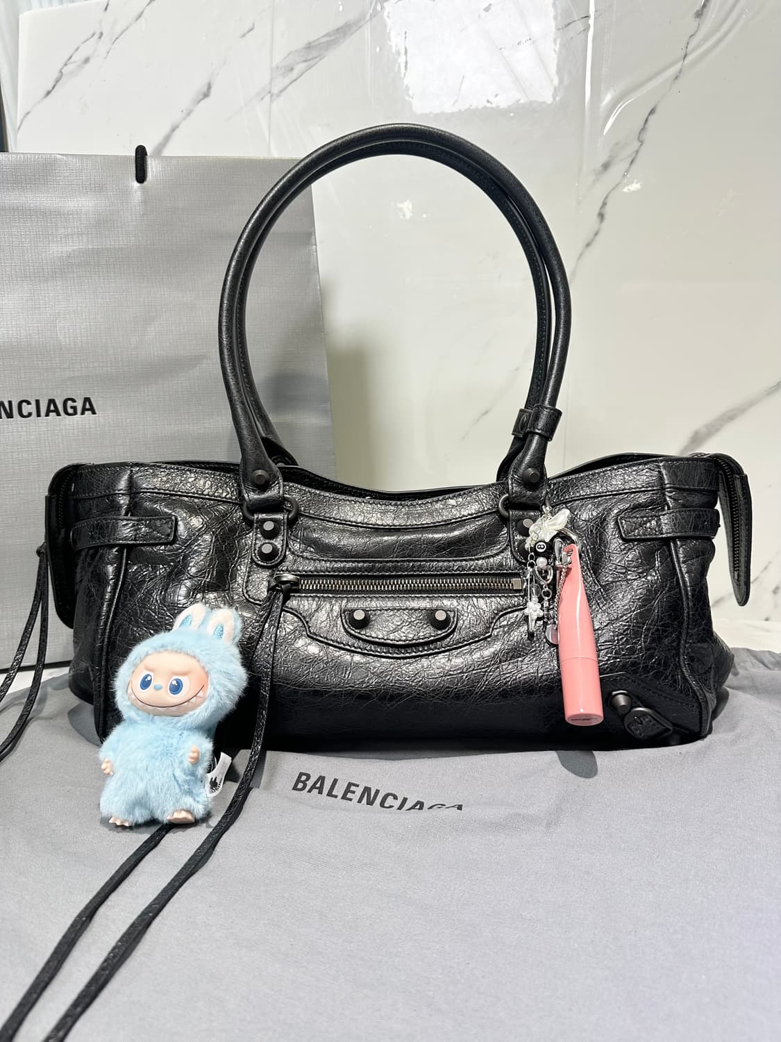 [새상품급 정품] 발렌시아가 르 시티 모터백 이스트웨스트 블랙 상품이미지5