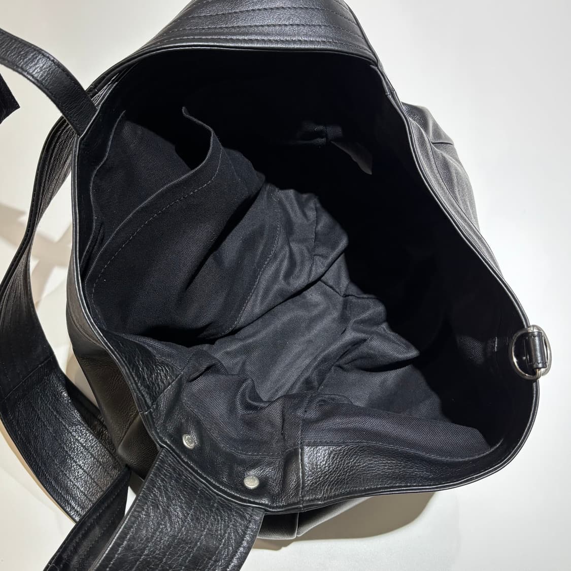 F) CCU leather 씨씨유 레더 뉴스페이퍼 백 미디움 상품이미지5