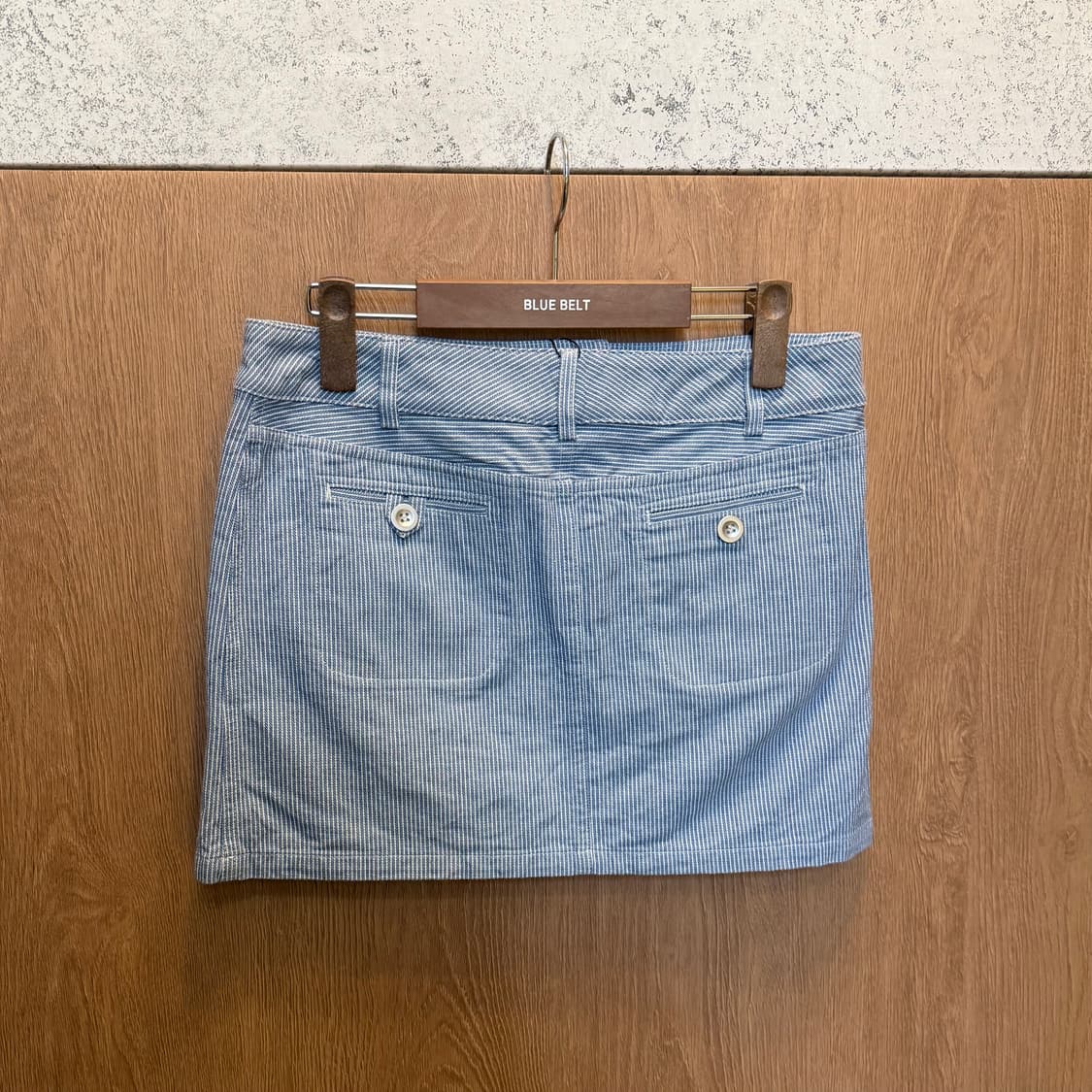 아페쎄 미니 스커트 히코리 스트라이프 패턴 버튼 포켓 디테일 블루 상품이미지2