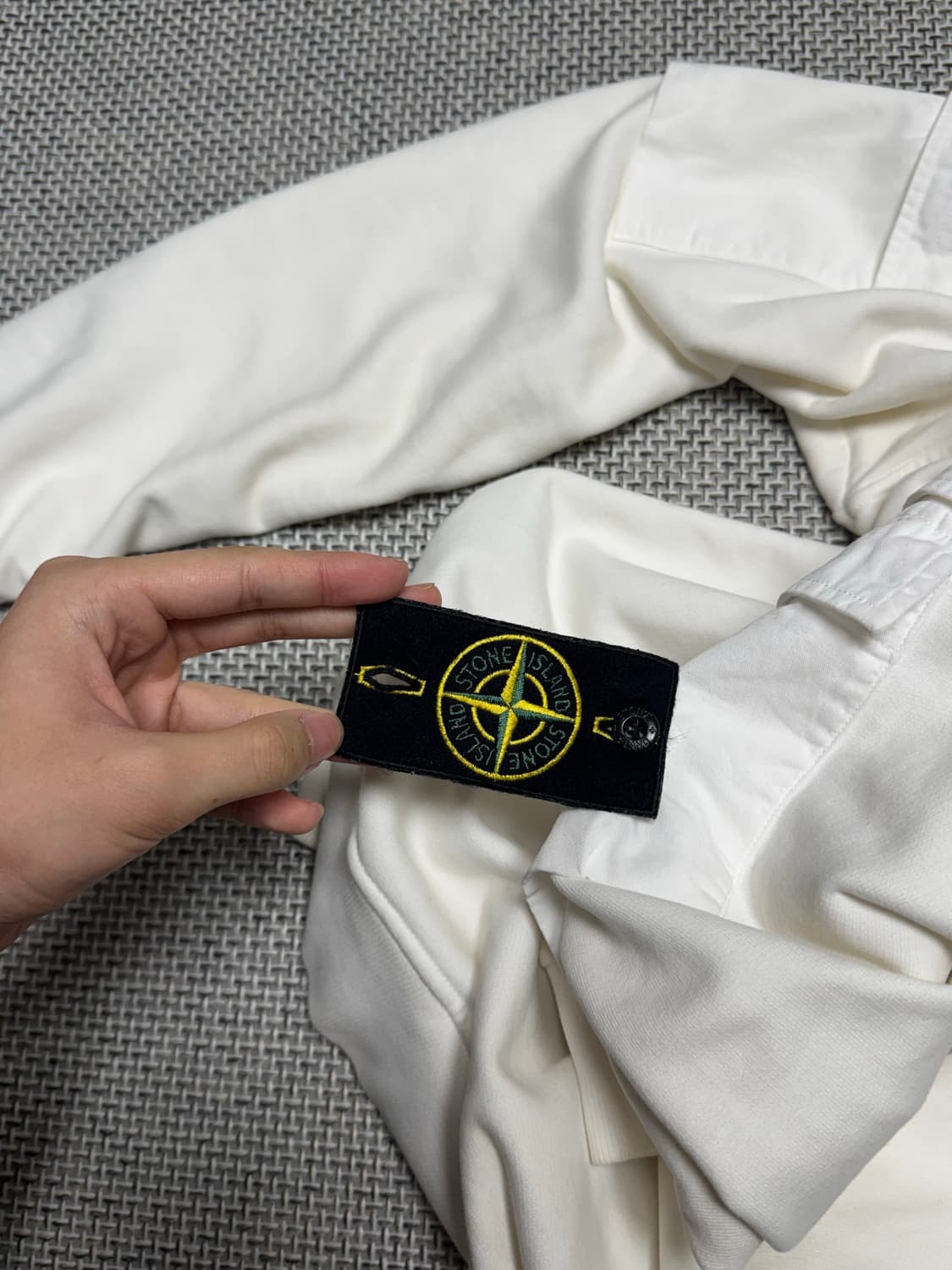 [ 23FW ] 스톤 아일랜드 포켓 와펜 패치 맨투맨 상품이미지10