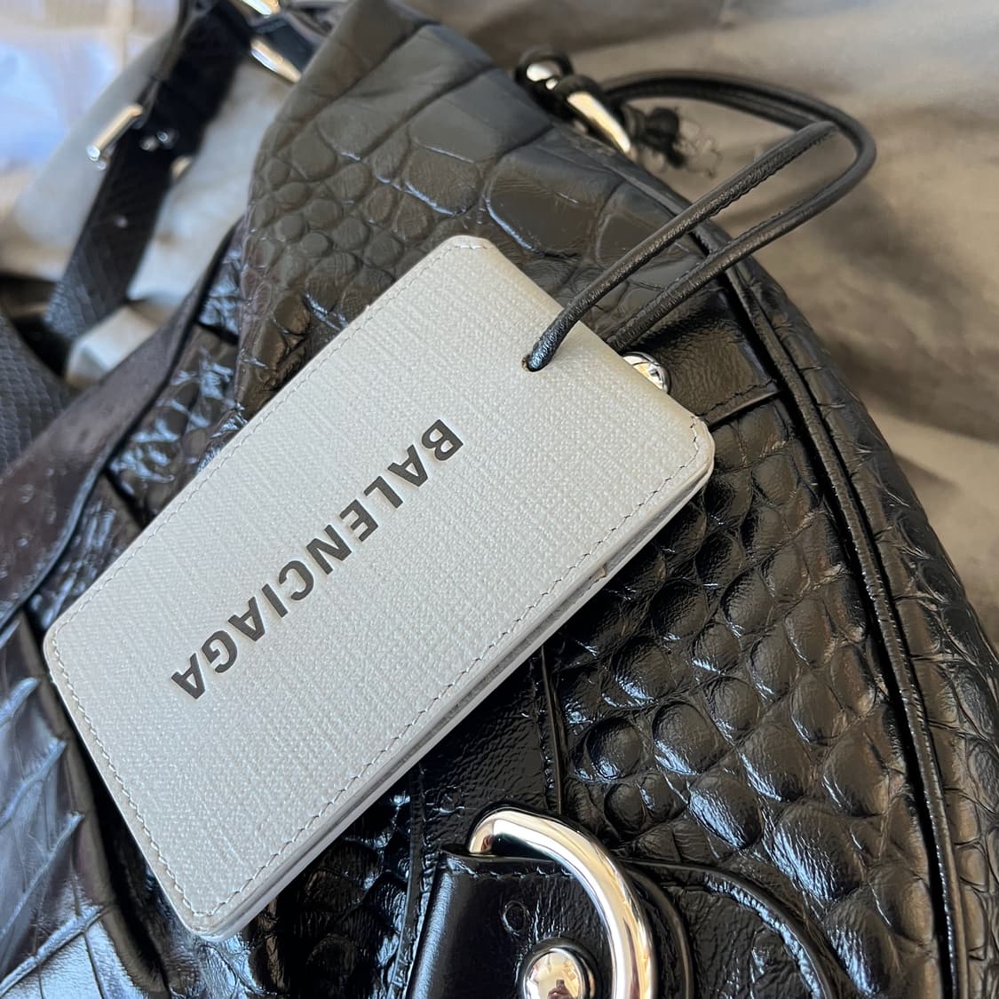 Balenciaga AW 2024 Essex Hobo Bag 상품이미지10