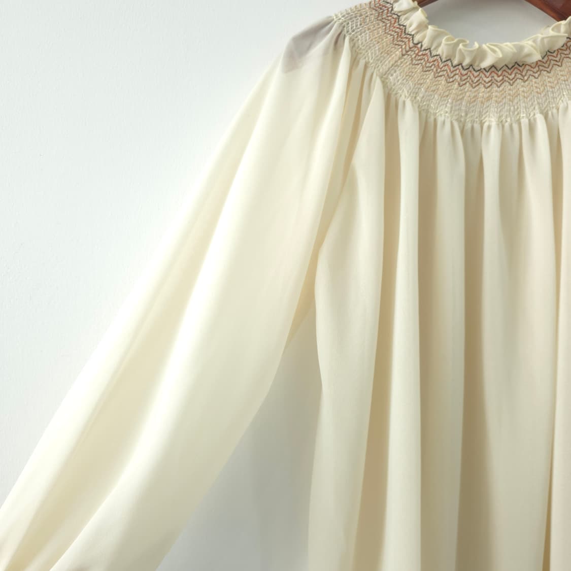 프릴넥 스모크 아이보리 셔링 쉬폰 블라우스  상품이미지5