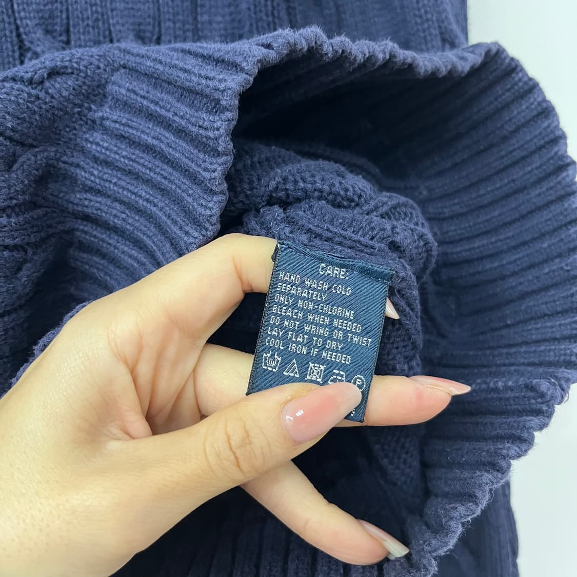 폴로 랄프로렌 딱붙핏 화이트 포니 네이비 꽈배기 니트 상품이미지6