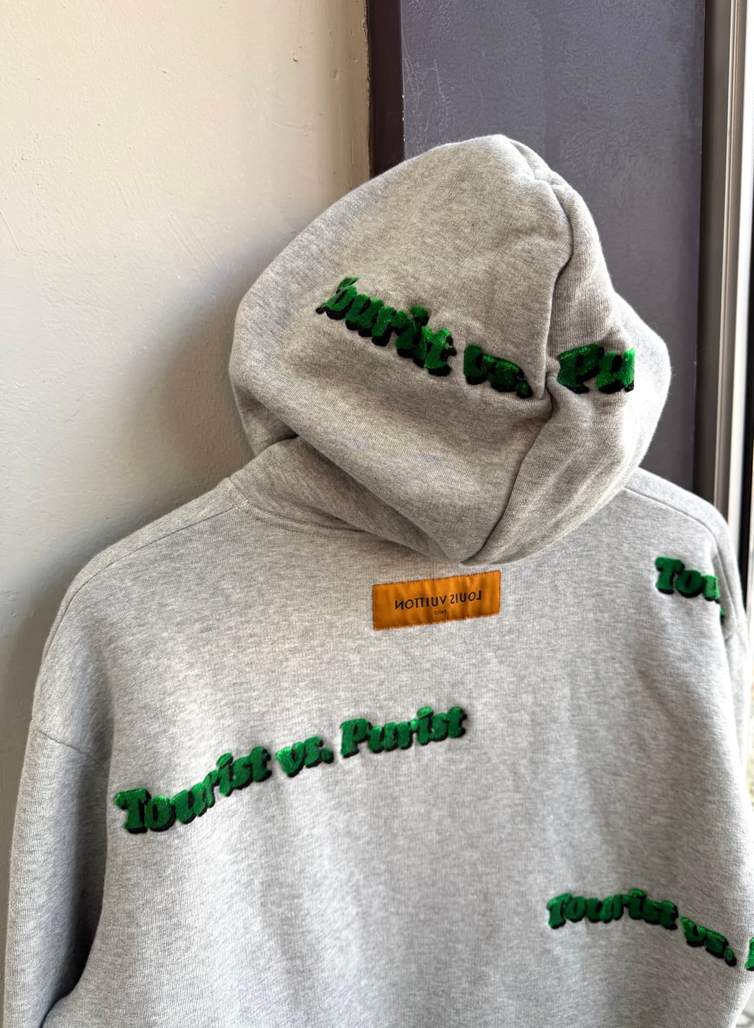 L/ 루이비통 투어리스트 vs. Purist 런웨이 후드티 상품이미지9