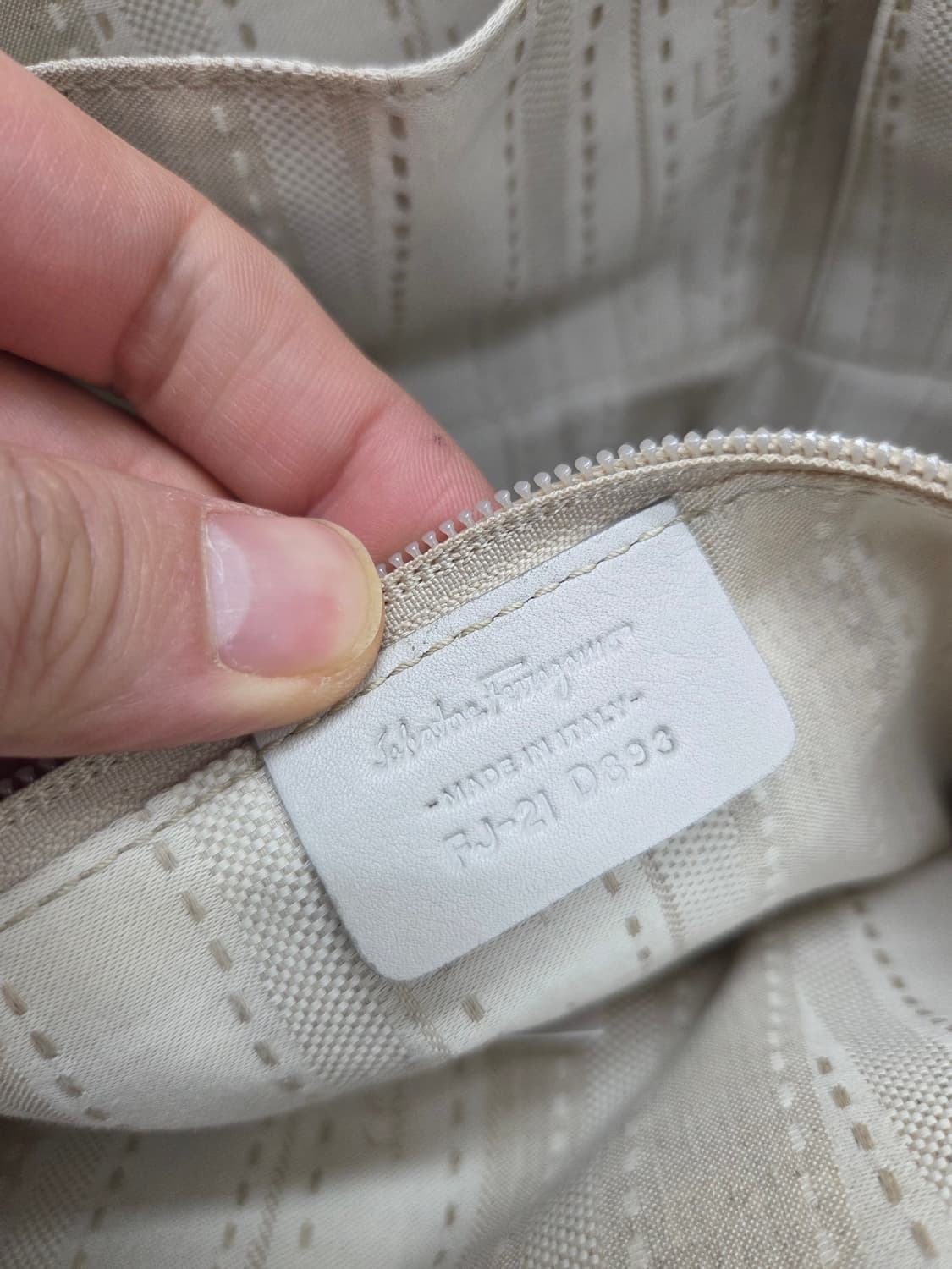 살바토레페라가모 스터드 토트백 상품이미지9