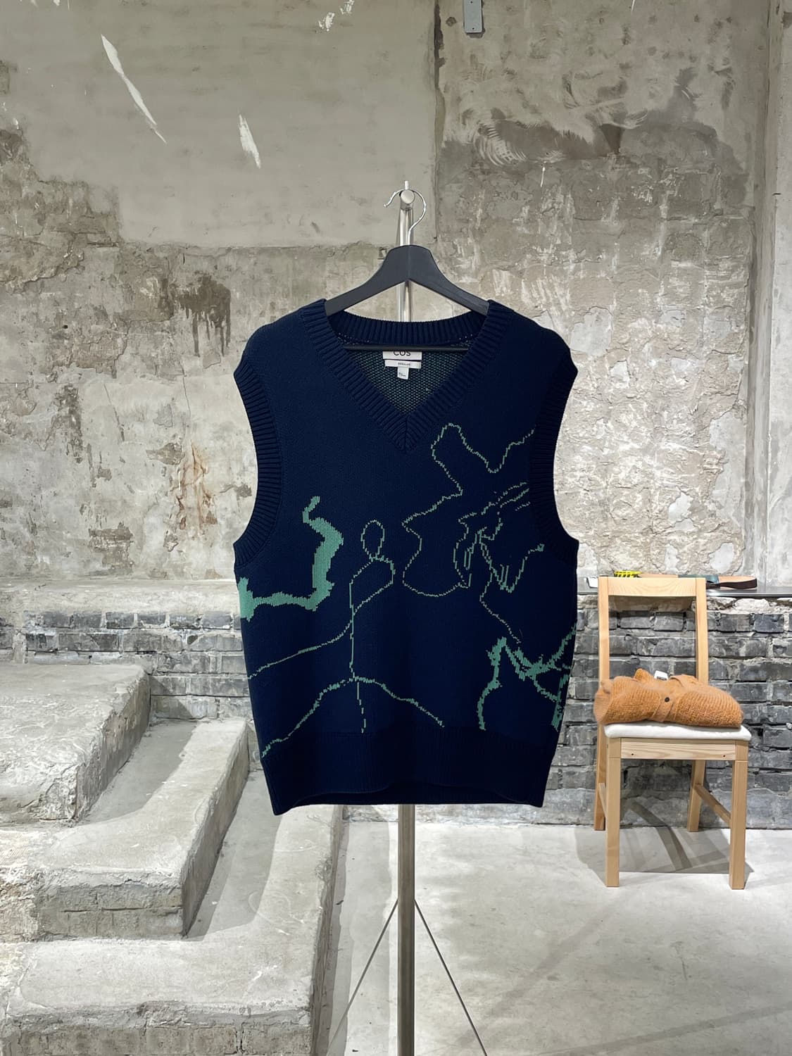 코스 네이비 레귤러 자카드 V넥 니트 베스트 상품이미지1