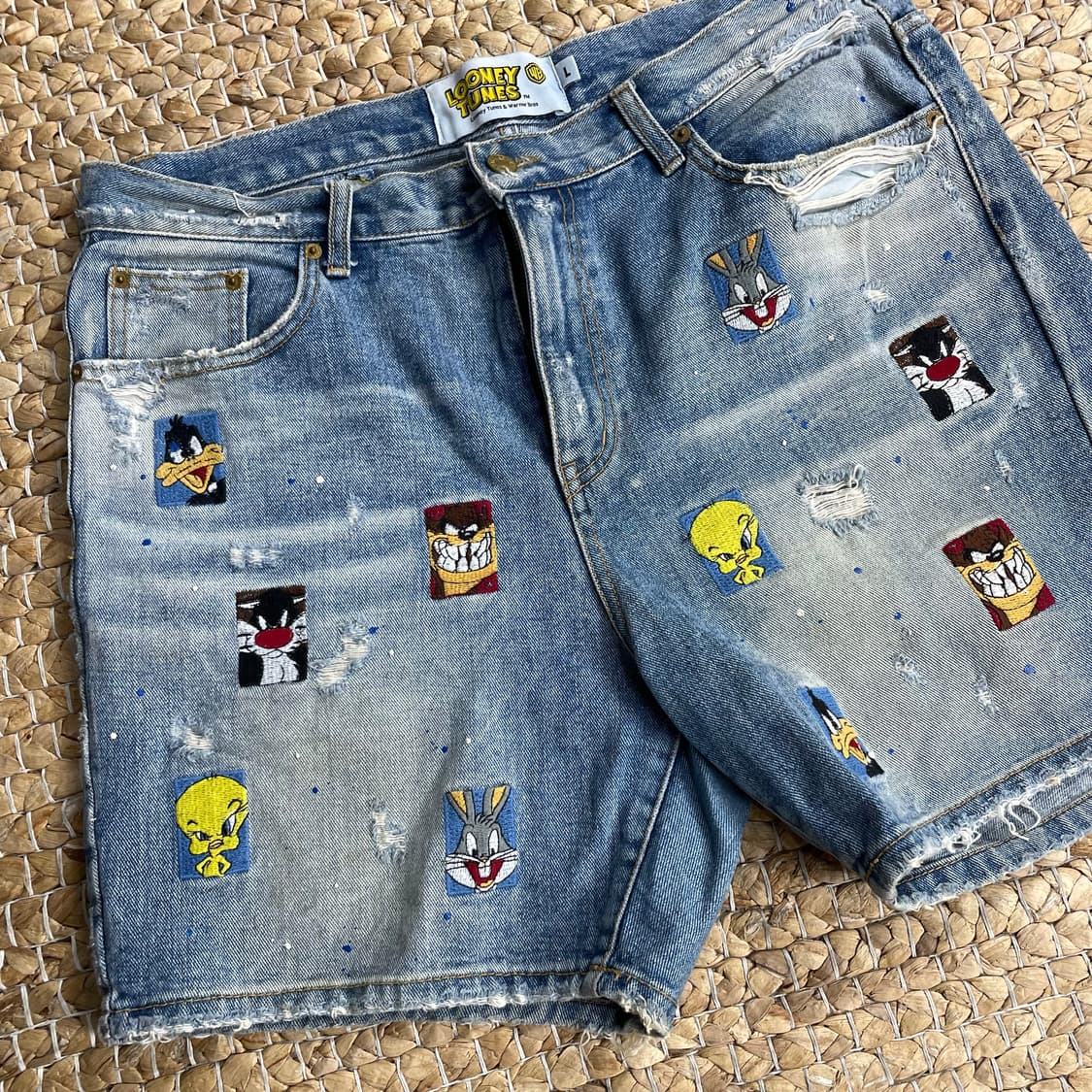 2000s 루니툰즈 엠브로이드 데님 반바지 상품이미지2