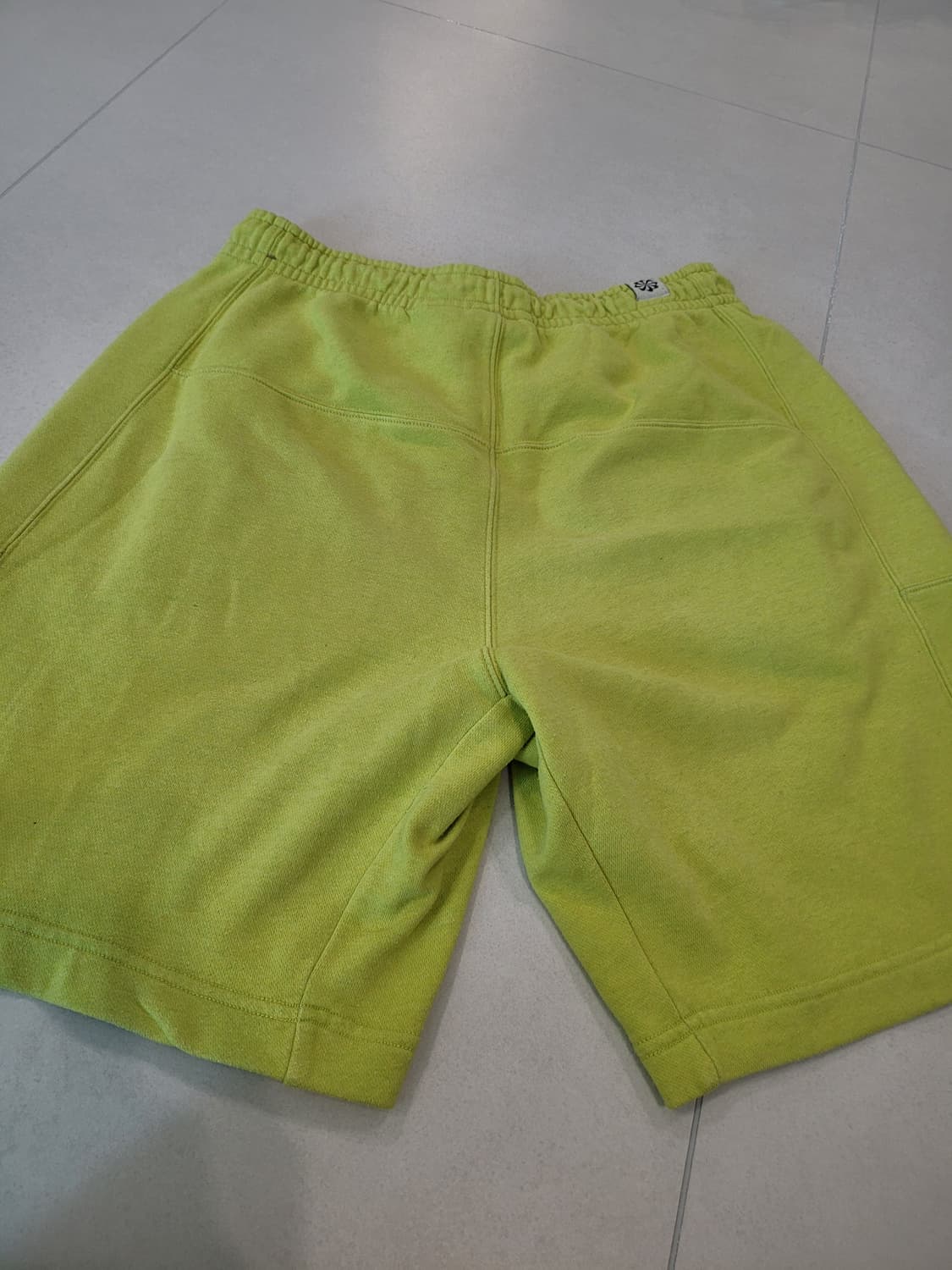 [M] 나이키 리바이벌 플리스 쇼츠 "아토믹 그린" – 감각적인 컬러와  상품이미지3