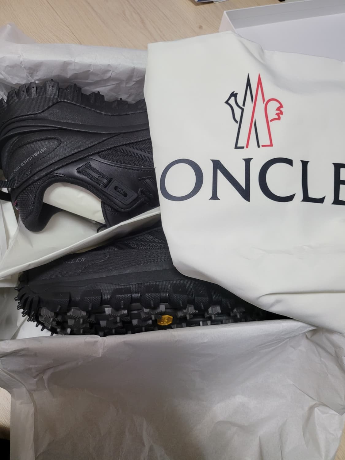 밤을 닮은 무적의 블랙, 몽클레르 트레일그립 GTX 블랙 상품이미지5