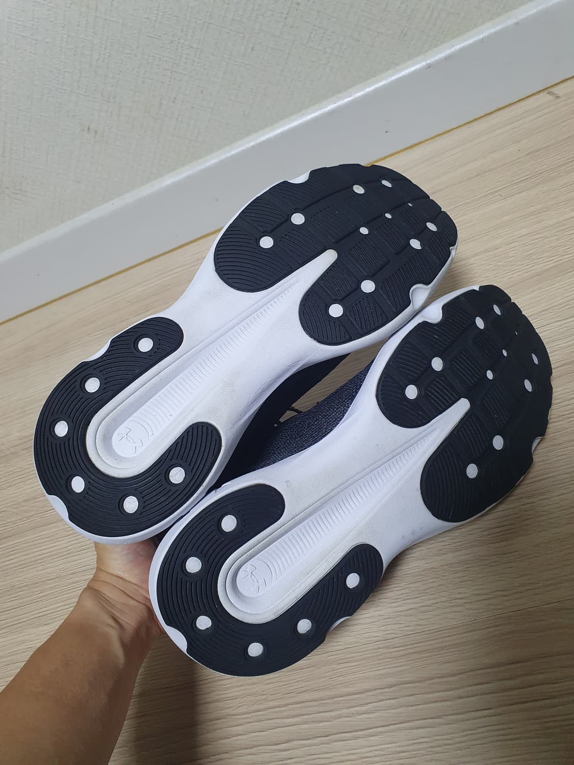 언더아머 HOVR 블랙 운동화 285 상품이미지7