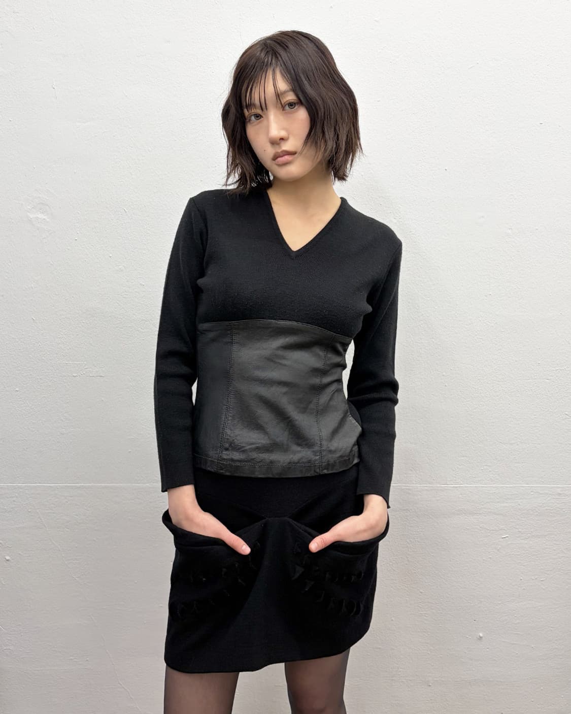 아마야 아르주아가 레더 패널 브이넥 니트 상품이미지1