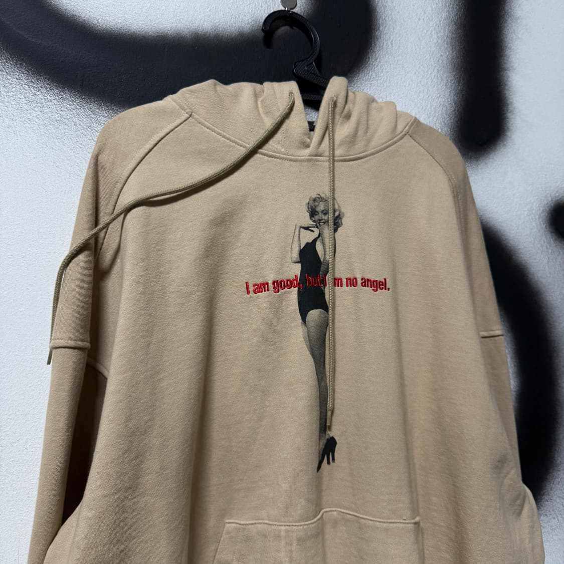 아조바이아조 빅사이즈 마릴린 먼로 프린팅 루즈핏 후드 티셔츠 카멜 상품이미지4