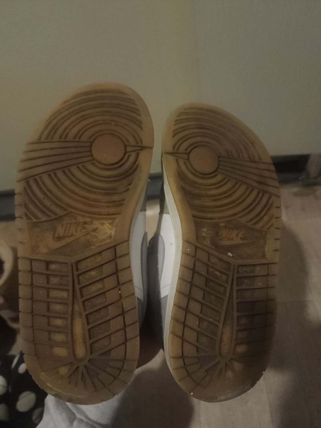 나이키 조던 1 미드 울프 그레이 여성 상품이미지8