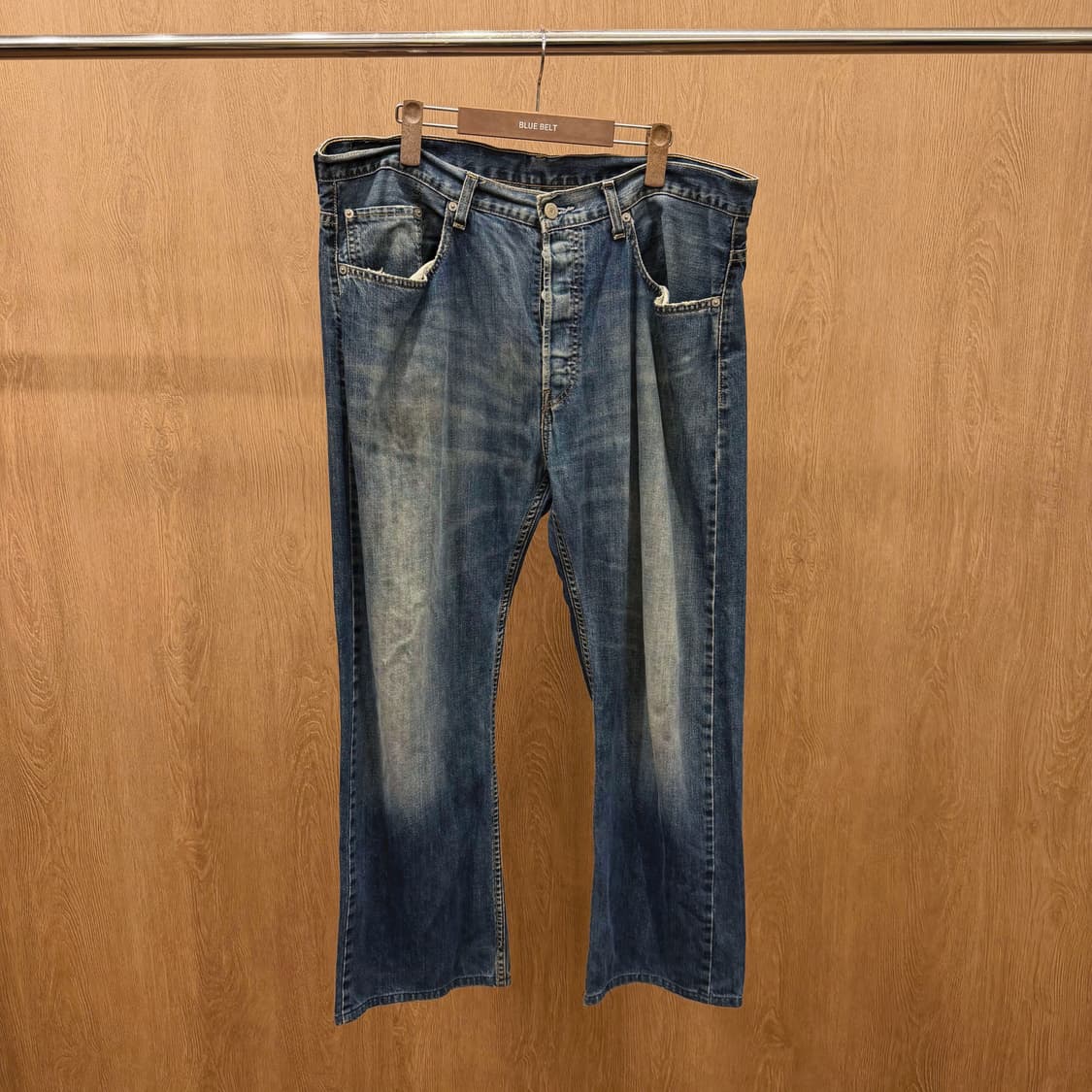 리바이스 워싱 데님 팬츠 버튼 클로징 레드 로고 탭 포켓 디테일 중청 상품이미지2