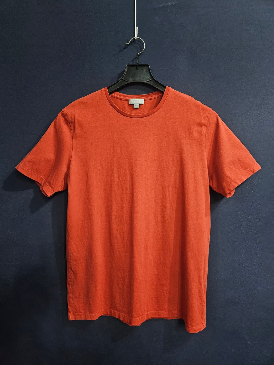 코스 다크레드 남성 슬림핏 100 반팔티  상품이미지1