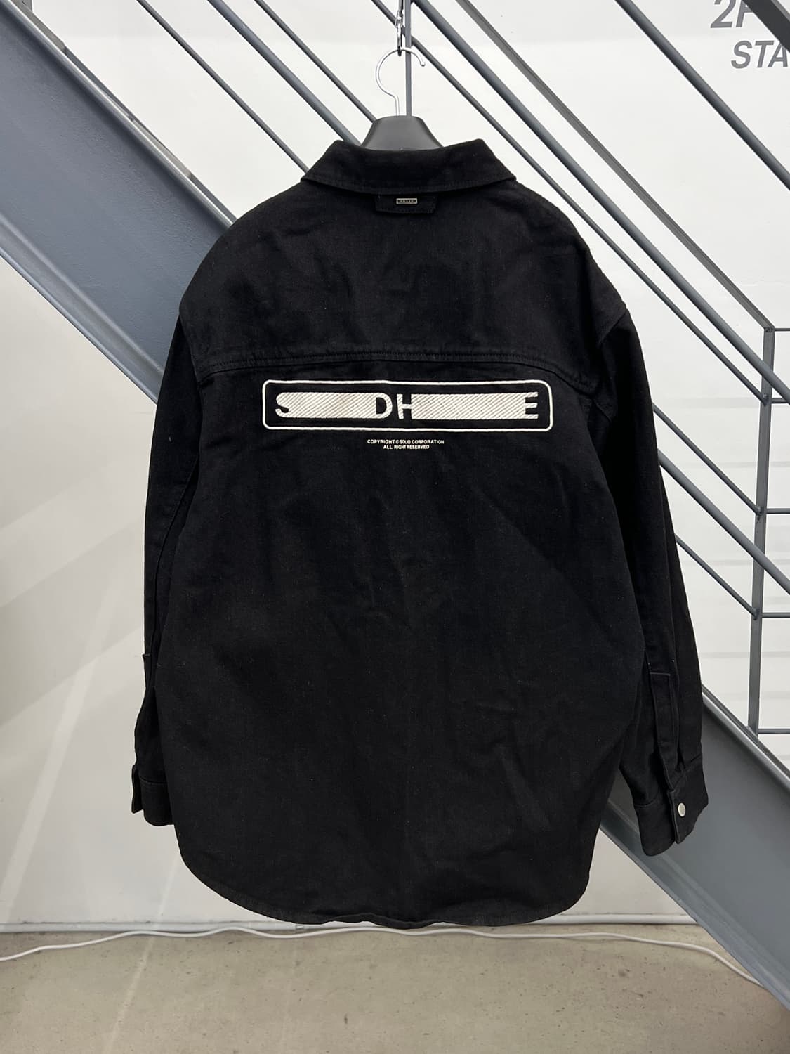 솔리드옴므 빅로고 데님 셔츠 자켓 / 블랙 상품이미지1