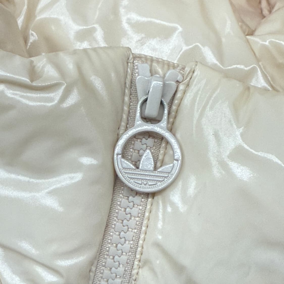 아디다스 크림 유광 패딩 상품이미지8